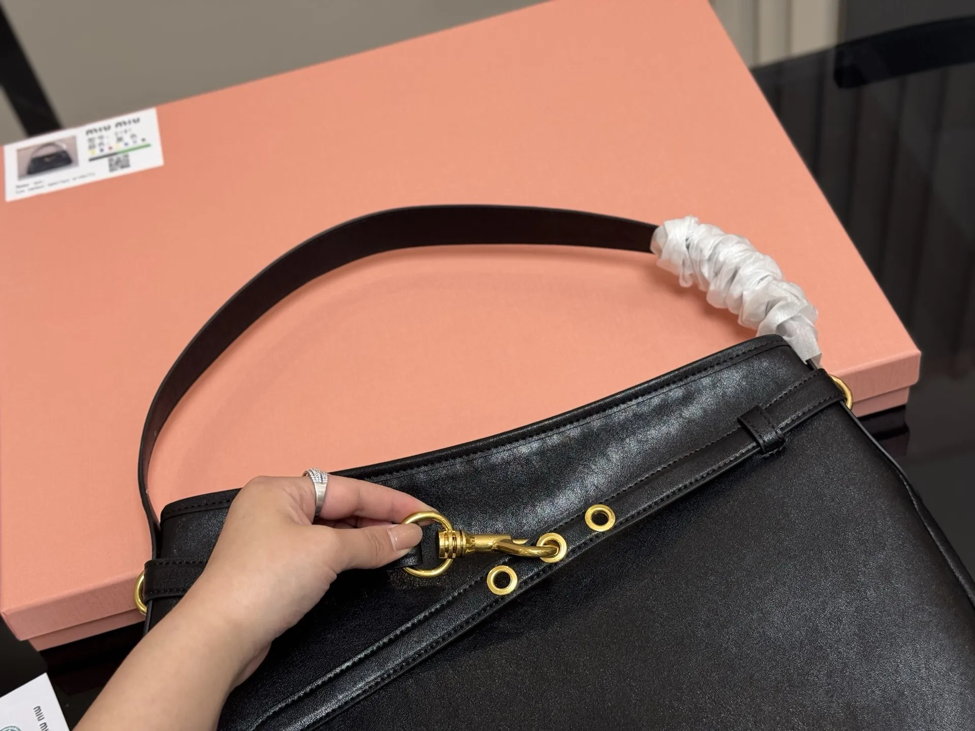 ¥195 ¥200 配盒 Size:34cm 40cm Miumiu2025春夏系列包袋, 包包依旧吸引人~ 隔着屏幕都能感受到皮质的细腻巨巨巨高级感~ aventure nappa腋下包石楠木色看似平平无奇却意外的好搭