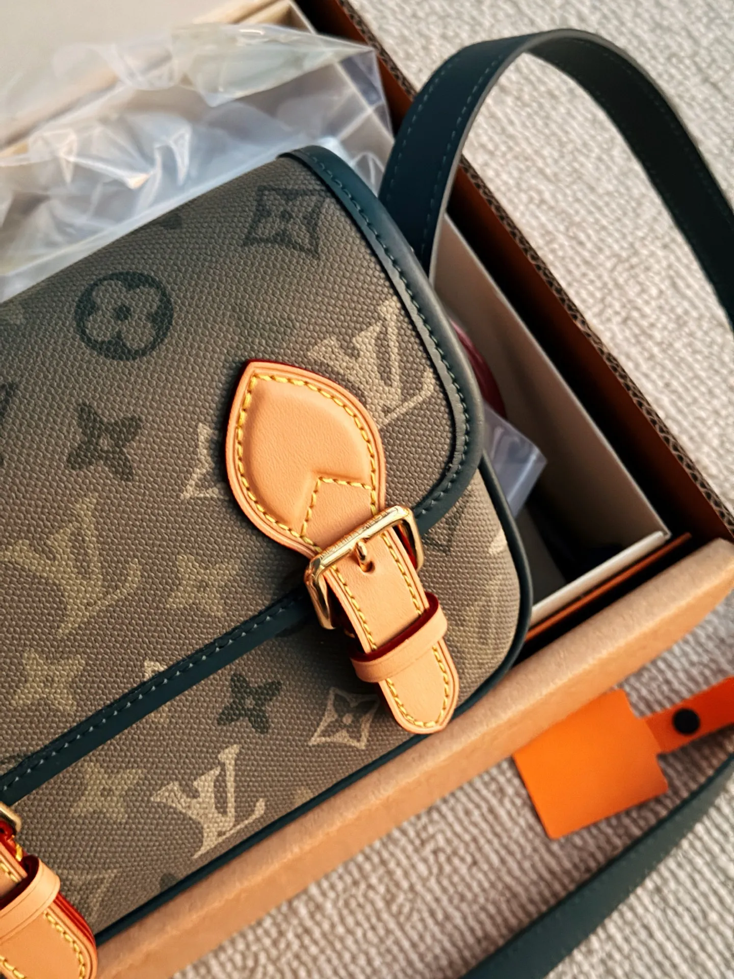 💰200 配盒 全钢五金 size:20*14cm L家 邮差包男包新品! 新款的 绿色Satchel小邮差包 不大不小容量还十分可观!!!自带复古学院气息!很有vintage的感觉!九月份新款买它就够了!!!!