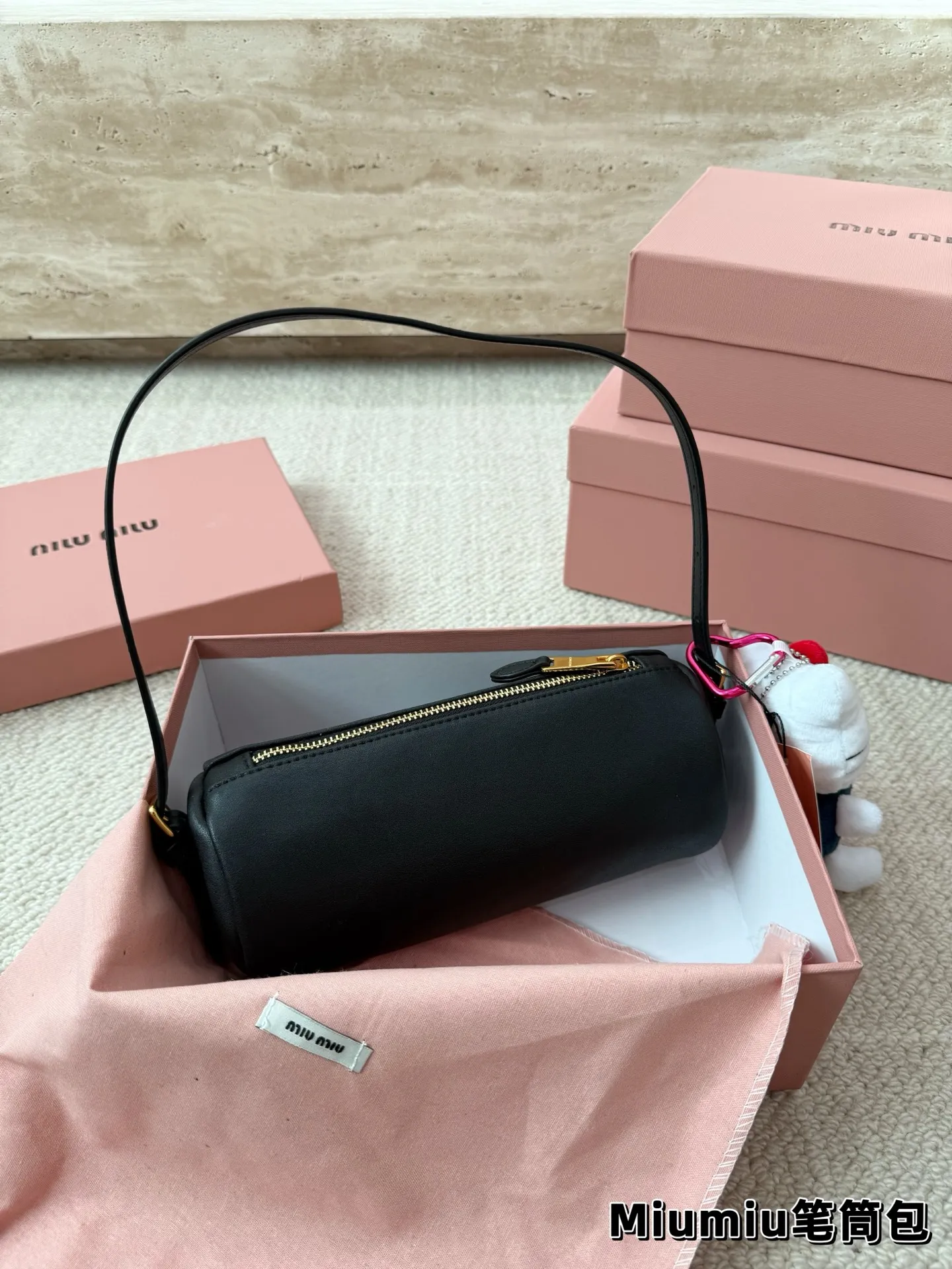 P150 别怪我没提醒❗️MiuMiu最性价比小包包 夏天当然是要背迷你小包包啦! 哪个女孩能抵挡住迷你小笔筒包的诱惑~ 日常好装东西出门的腋下小包👛 小羊皮和翻毛皮都有噢~关键是性价比超高~