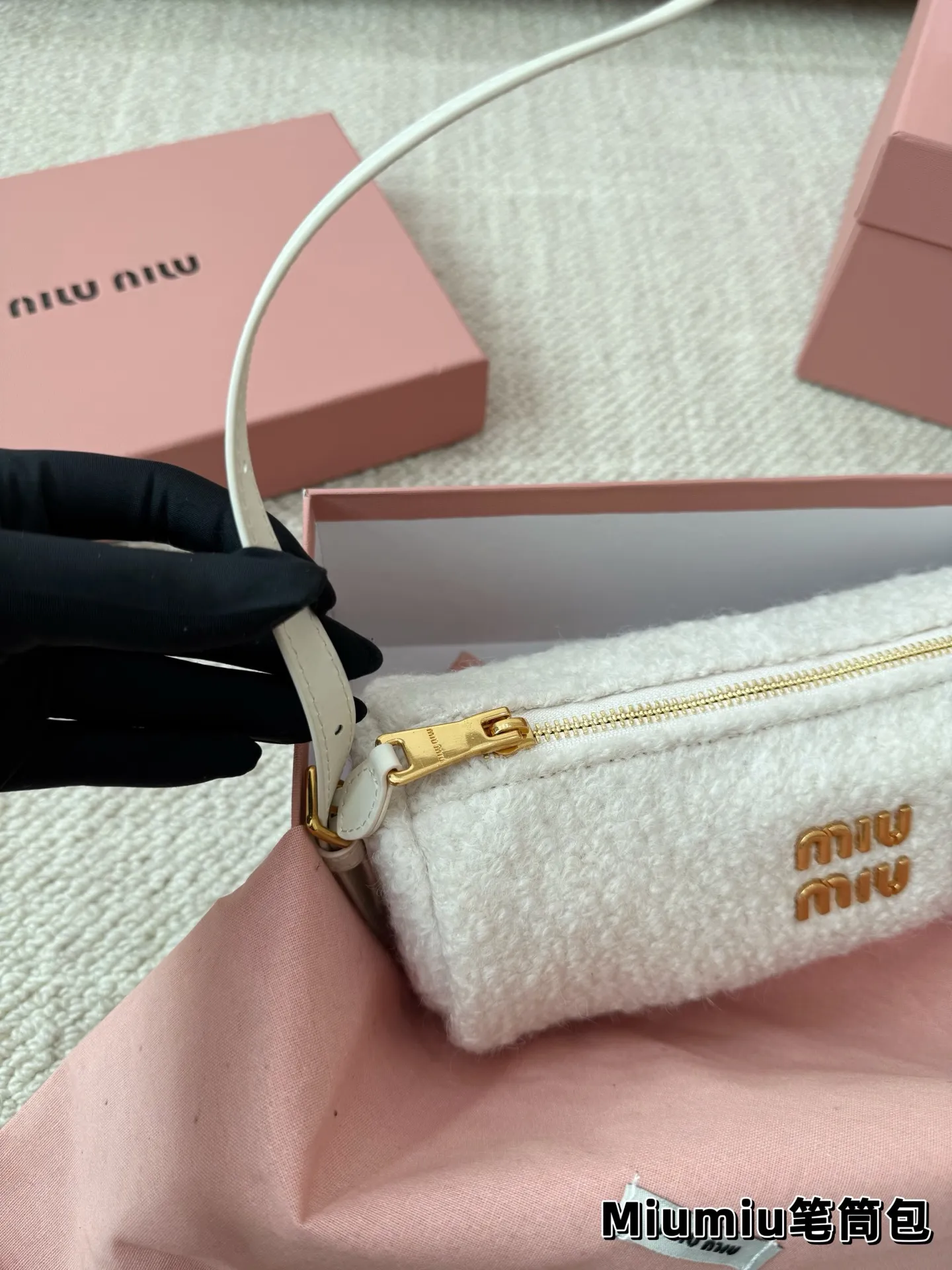 P160 羊羔毛 Miu系笔筒包简直泰香了🛒 MiuMiu太好看了家人们,本期推荐新品穿上秒变学院派美少女。格纹套装衬衣+芭蕾裙,又甜可盐。芭蕾裙真的是MiuMiu时尚单品!很娇俏,时髦。 Bag:MiuMiu万元内笔筒包,时髦可爱😻实用,全牛皮。颜色有黑色,棕色,石楠木色,做旧款都是麂皮材质还有可爱的牛奶纹🐄。羊羔毛乐福鞋,很舒适的一款!本人为此包疯狂打Call!!超爱很嗲跟秋冬很搭哦~