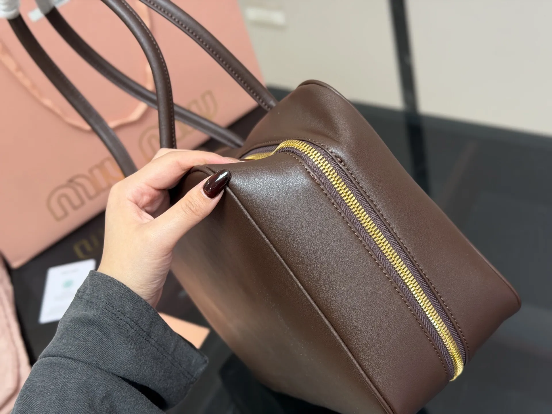 &yen;195 无盒 size：35*22cm miumiu保龄球/公文包/ 采用小牛皮 皮质光滑细腻柔软， 棉质缎面衬里。 背起来都很nice 哦 可手拎也可斜挎！ 出场就是miumiu小公主！