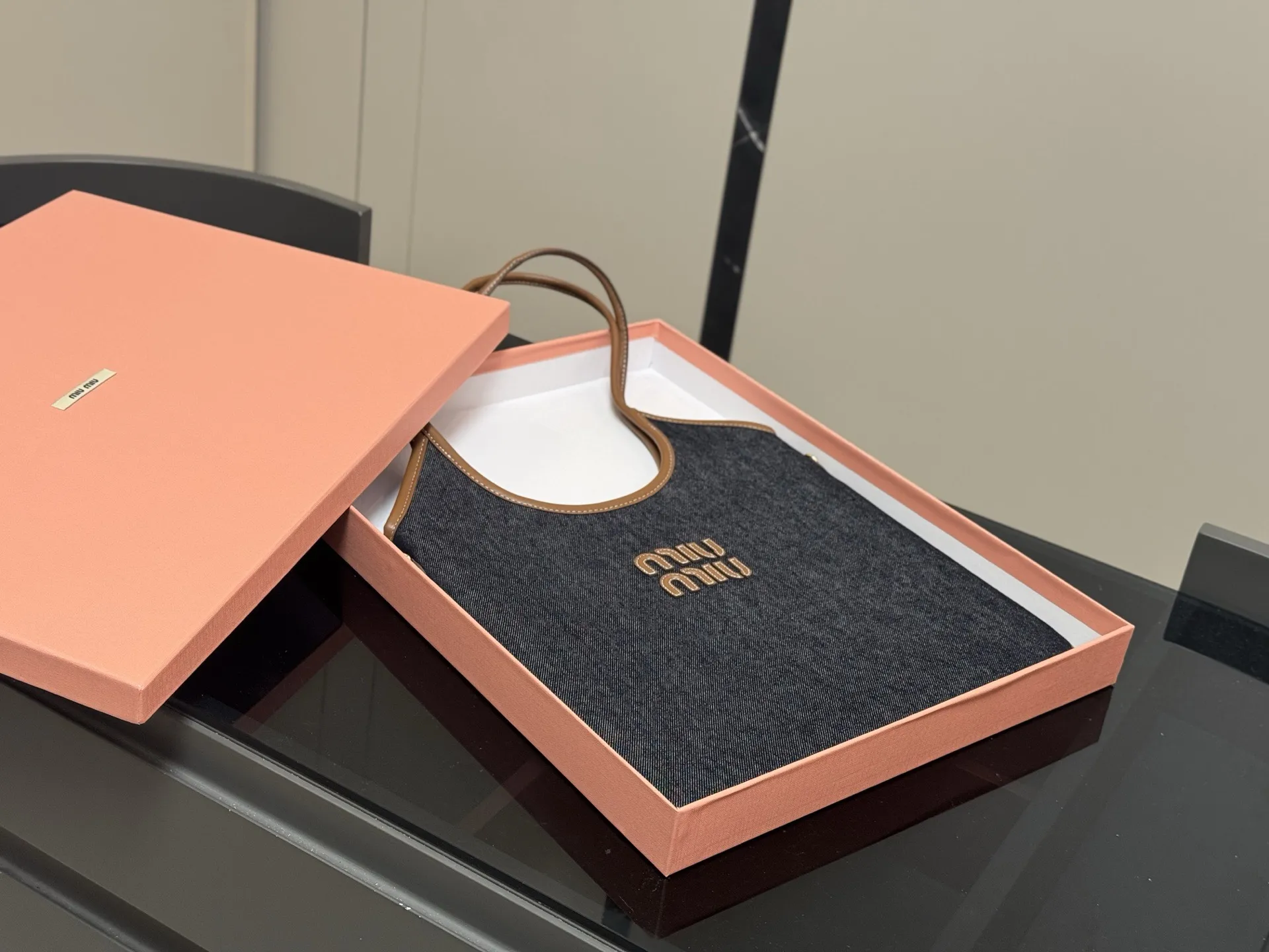 ¥185 全套包装 size:35*34cm miumiu新款托特tote 今年的风刮的太猛了 老多爆款了! 这款的版型也太好看了吧! miumiu准备承包我的夏天吗