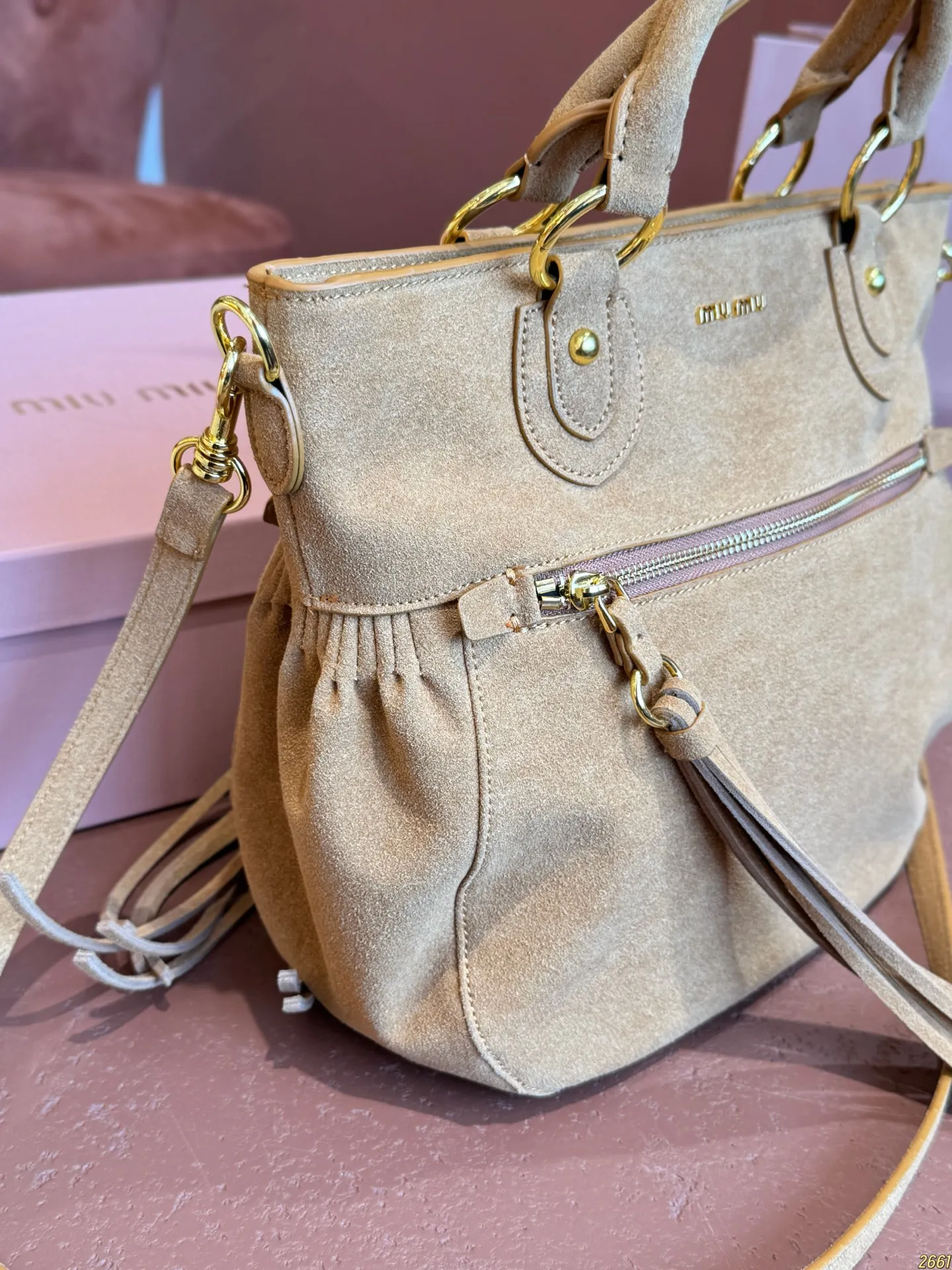 &yen;200配折叠盒⚠️尺寸30*26 MIUMIU Aventure麂皮托特包 简洁大方的设计，既能装下日常出行的必需品又能作为造型的点睛之笔，提升整体的高级感出道即巅峰！！时髦精被迷住了新款托特tote质感无敌了！