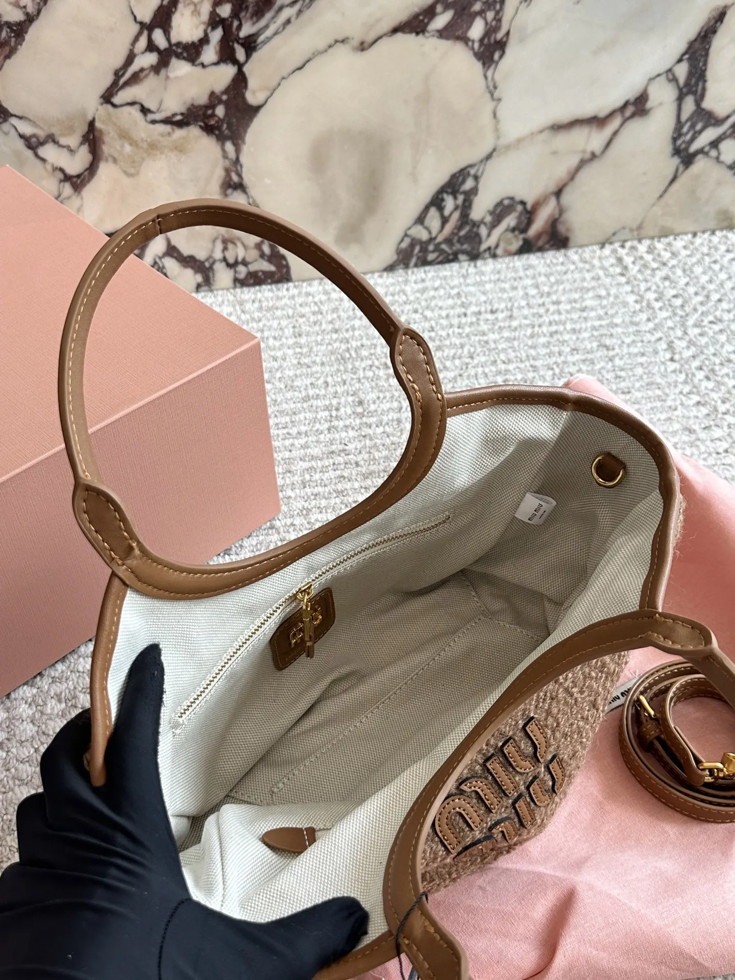 p190 miumiu限定款托特包 简单又好看 miumiu而且超级实用， #miumiu新款包包 尺寸小号 22 17cm