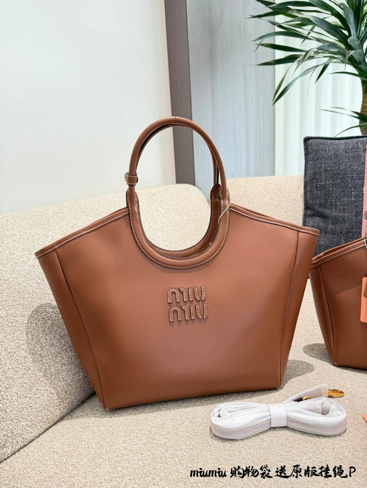p190p200送原版挂绳 miumiu购物袋 缪缪的设计师太懂女生了吧 审美也太好看了 小羊皮材质 简直爱不释手 买了好几款 统统被中草 25cm配盒子 35cm配盒子