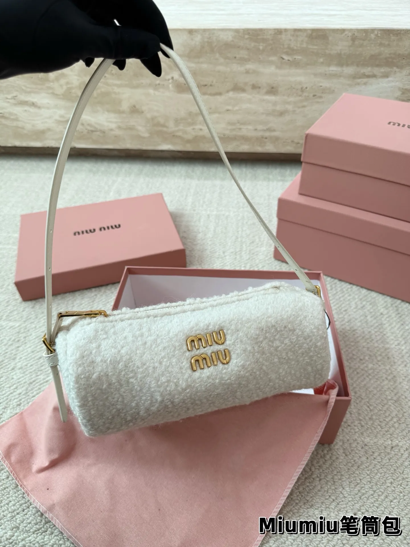 P160 羊羔毛 Miu系笔筒包简直泰香了🛒 MiuMiu太好看了家人们，本期推荐新品穿上秒变学院派美少女。格纹套装衬衣+芭蕾裙，又甜可盐。芭蕾裙真的是MiuMiu时尚单品！很娇俏，时髦。 Bag:MiuMiu万元内笔筒包，时髦可爱😻实用，全牛皮。颜色有黑色，棕色，石楠木色，做旧款都是麂皮材质还有可爱的牛奶纹🐄。羊羔毛乐福鞋，很舒适的一款！本人为此包疯狂打Call！！超爱很嗲跟秋冬很搭哦~