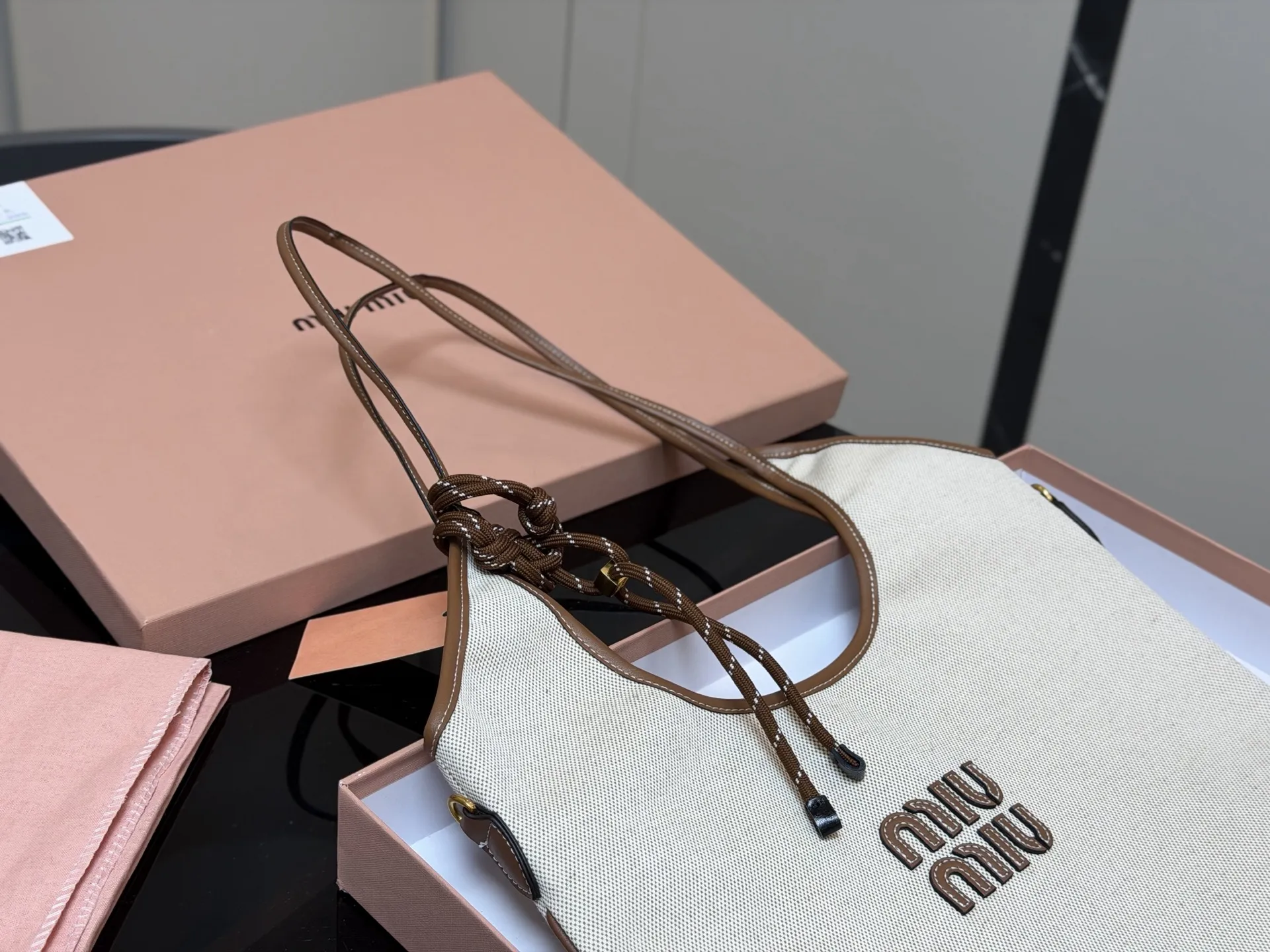 &yen;175 全套包装 size：35*34cm miumiu新款托特tote 今年的风刮的太猛了 老多爆款了！ 这款的版型也太好看了吧！ miumiu准备承包我的夏天吗