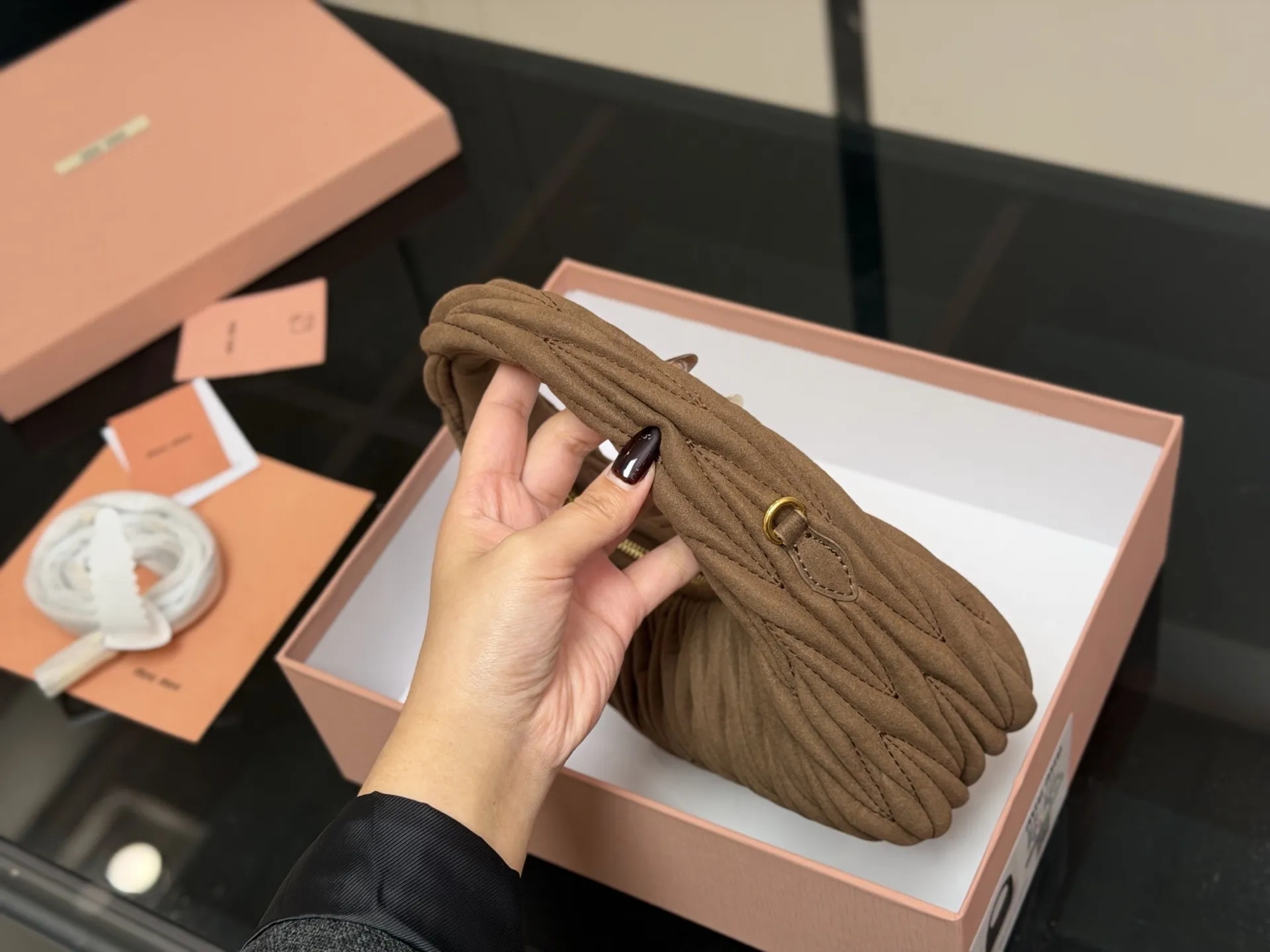 ¥170 配盒 size:22*11cm 可盐可甜的 MiuMiu 女孩 miumiu wander包包 好搭 什么风格都能驾驭 材质很柔软 容量也非常OK 复古俏皮的hobo包型 是近期几乎天天拿出门的包包!