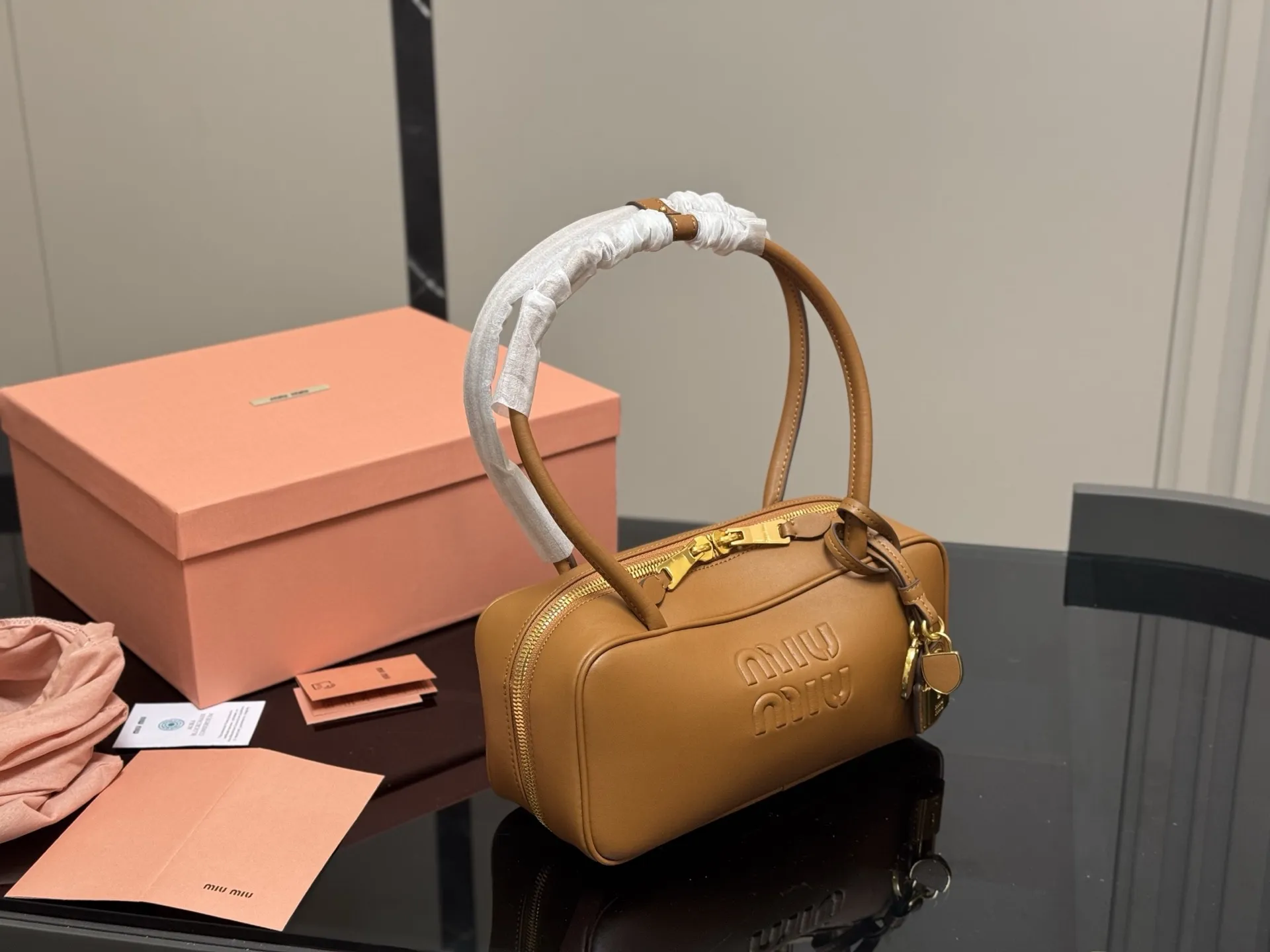 &yen;215 升级版配盒 size：28*13cm miumiu保龄球/公文包/ 包包甜度刚好！ 很难不爱啊啊！ 可手拎也可斜挎 绝对不是小废包哦!容量足足的~~ 出场就是miumiu小公主！