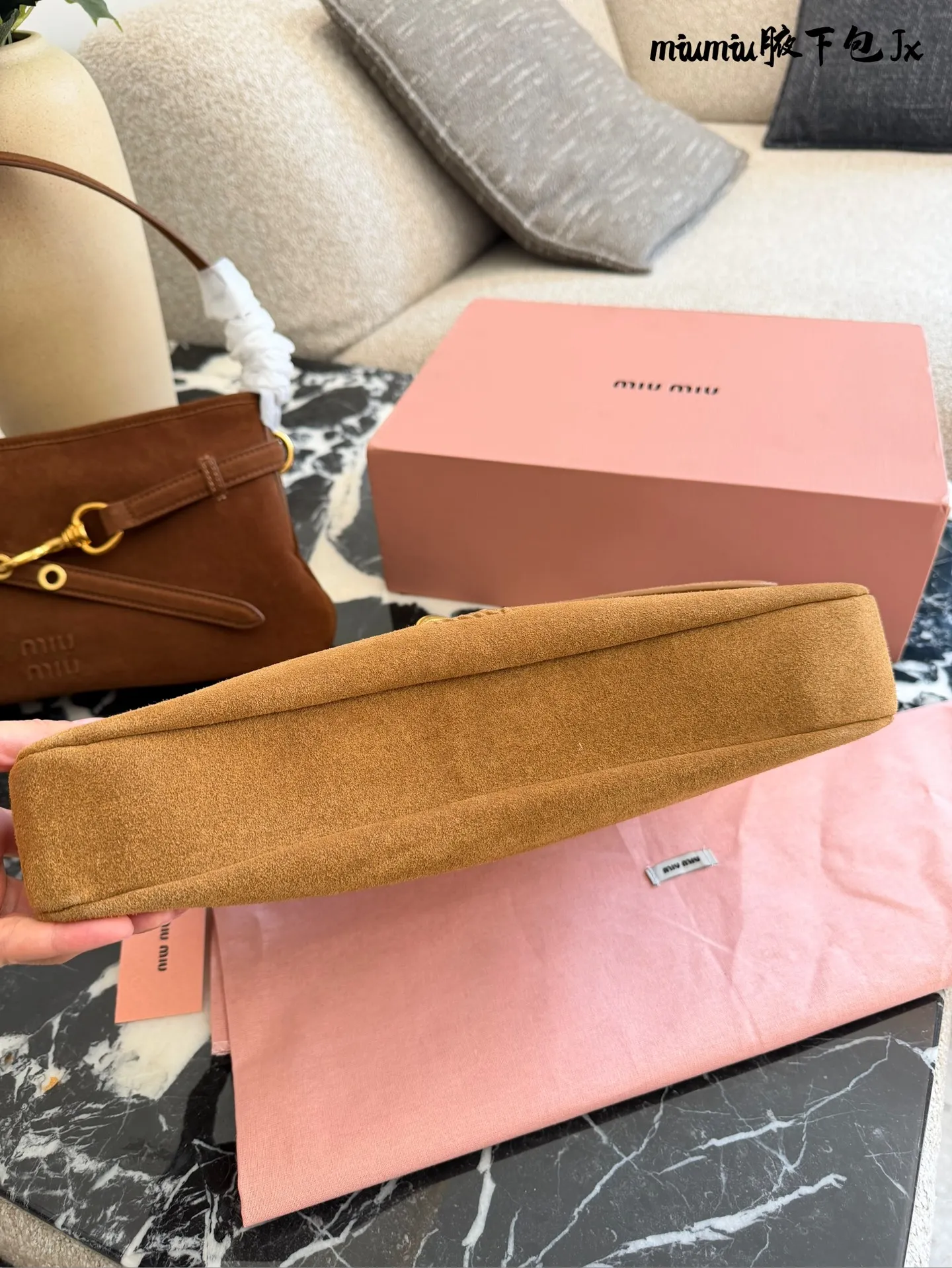 p240 缪缪miumiu新款aventure nappa腋下包 nappa 复古腋下包 又是一个爆款预测!! 33cm配盒子