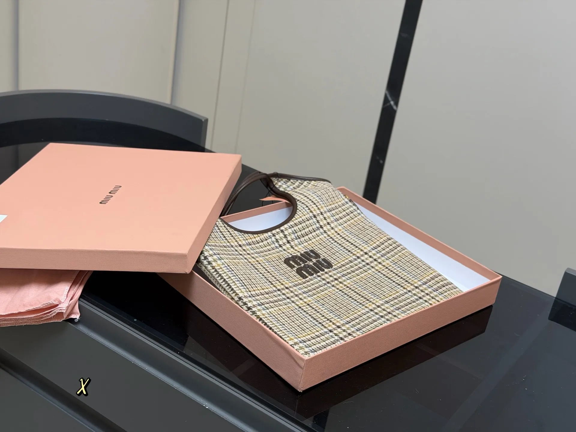 ¥190 全套包装 size:35*34cm miumiu新款托特tote 今年的风刮的太猛了 老多爆款了! 这款的版型也太好看了吧! miumiu准备承包我的夏天吗