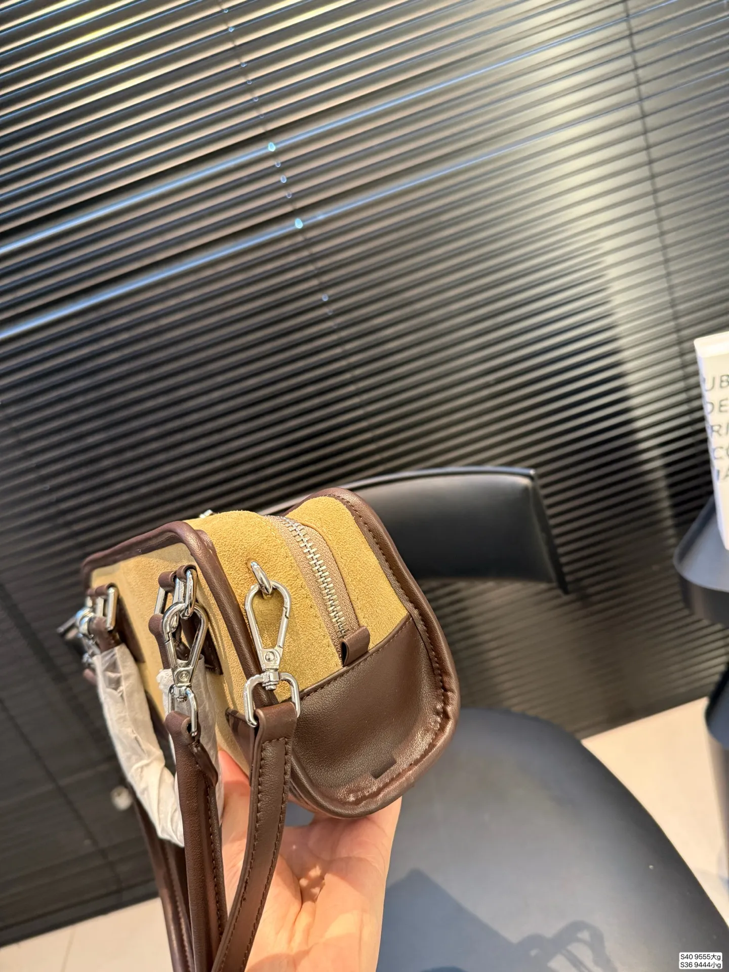 大号P250小号P230 罗意威这只简直太乖了 麂皮包今年冬天简直不要太火 银色loewe小锁也是酷的很 这个还可以加肩带单肩斜挎 一整个就是实用的美包！ 尺寸大25 18小22 12 货号大9555 小9444