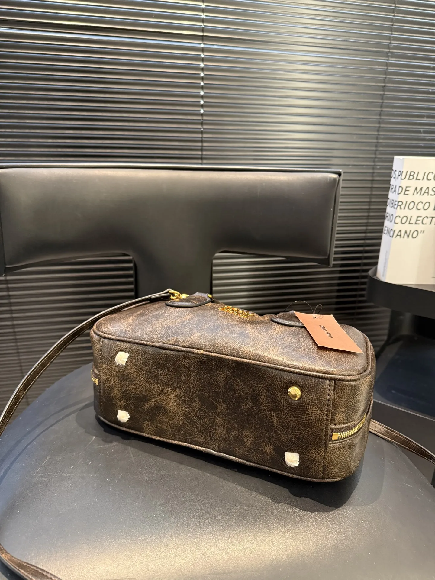 大号P170 小号P165 缪缪MIUMIU 保龄球手提包 轻轻松松高级感 包包手感巨好容量也很不赖 简单却又不失华丽 不要觉得会炸眼太高调了什么的 根本不会! 在你的精简穿搭上简直就是点睛之笔 尺寸大号28 13 小号22 10 货号大10229 小10119