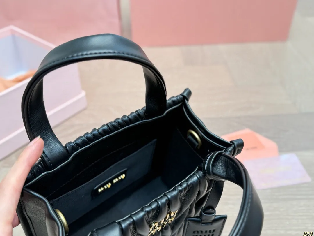 ¥170配盒 MiuMiu缪缪托特包 超级洋气,时髦精的托特 轻便简约,慵懒随性 尺寸20 16