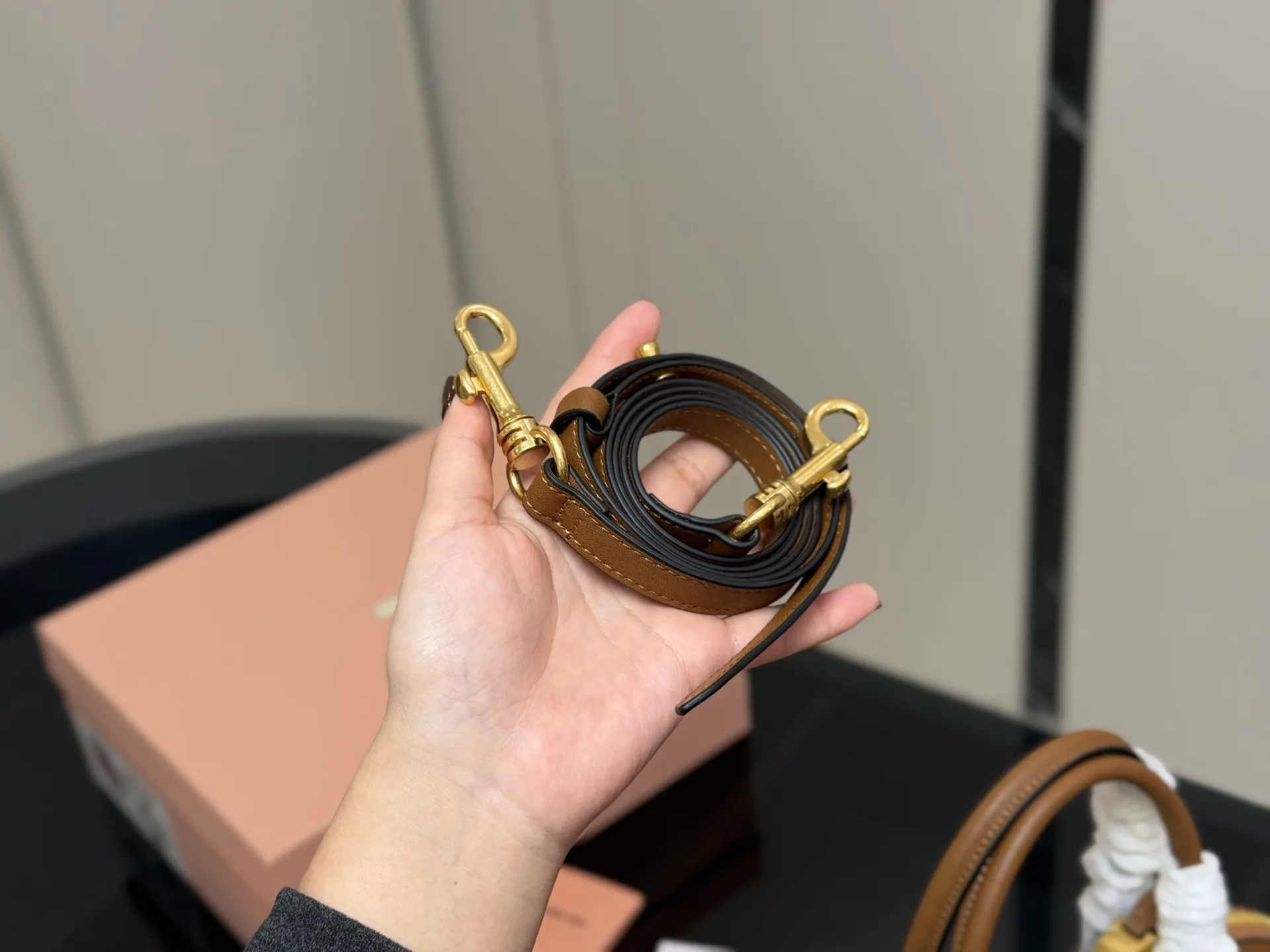 ¥230 配盒 size:28*16cm miumiu 贝壳包包, 特别喜欢这个的设计! miumiu的坑真的好仙女好好看! 真的很有质感! 可斜挎可手拿可单肩, 日常约会出行简单好搭配。