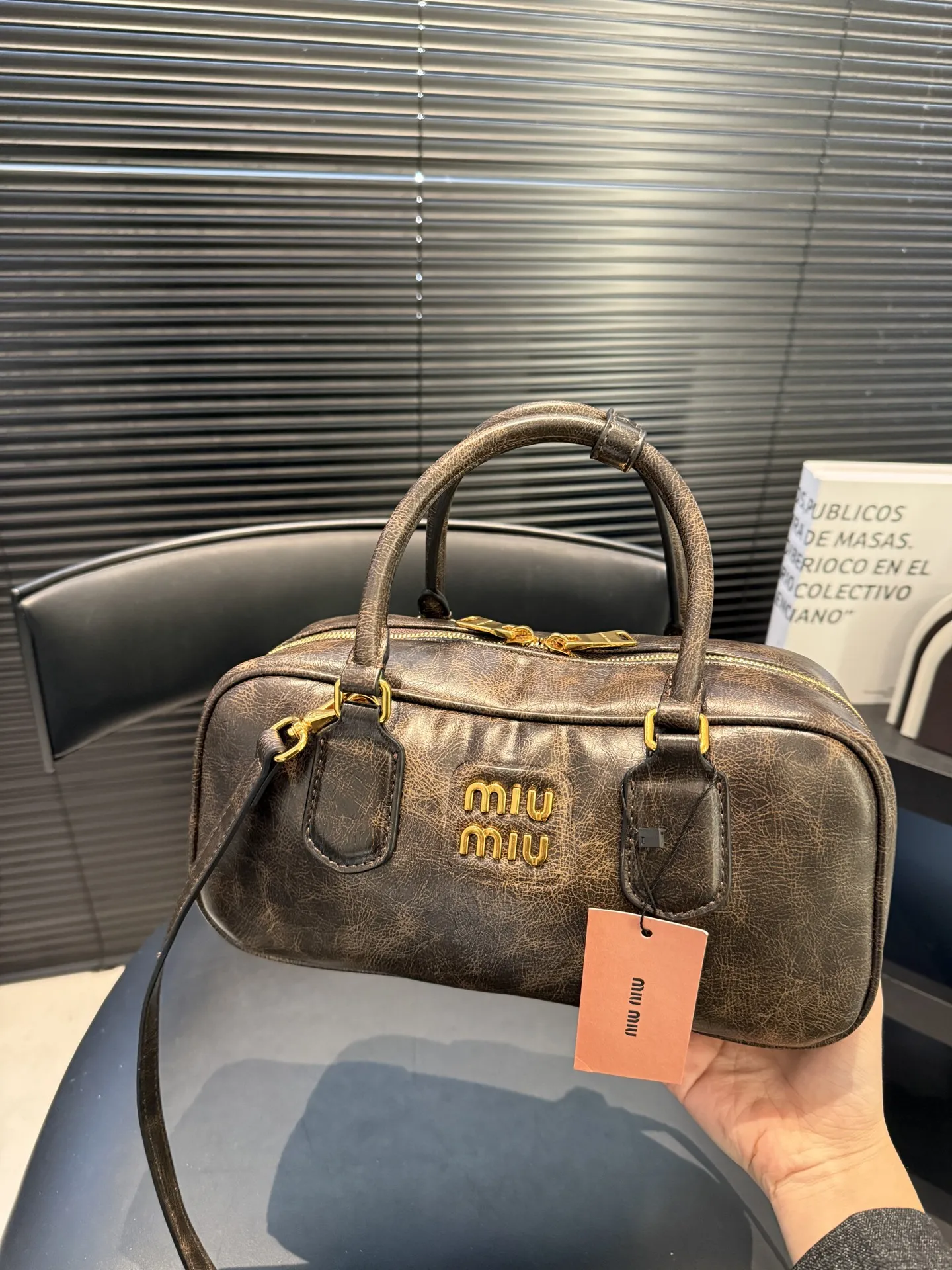 大号P170 小号P165 缪缪MIUMIU 保龄球手提包 轻轻松松高级感 包包手感巨好容量也很不赖 简单却又不失华丽 不要觉得会炸眼太高调了什么的 根本不会！ 在你的精简穿搭上简直就是点睛之笔 尺寸大号28 13 小号22 10 货号大10229 小10119