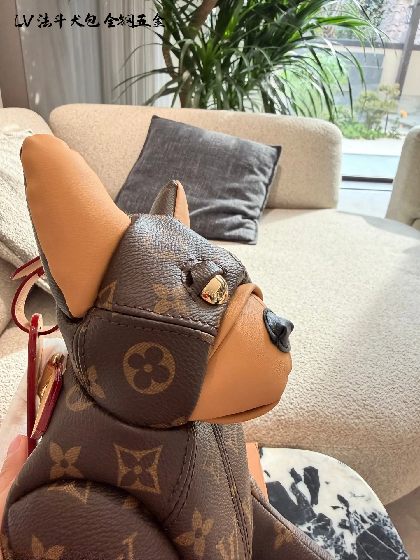 LV法斗犬包p270 这是一款LV品牌的法斗犬造型包，外形逼真，耳朵竖立，眼睛圆润，鼻子黑色，整体采用经典老花图案。它不仅是一个包包，还可以作为装饰品或摆件使用。这款包由皮革制成，做工精细，具有很高的收藏价值和时尚感。 养护方面，建议避免长时间暴露在阳光下，以免褪色;定期用柔软的布擦拭表面灰尘，保持清洁。存放时最好放入防尘袋中，防止划伤和变形&ldquo;。