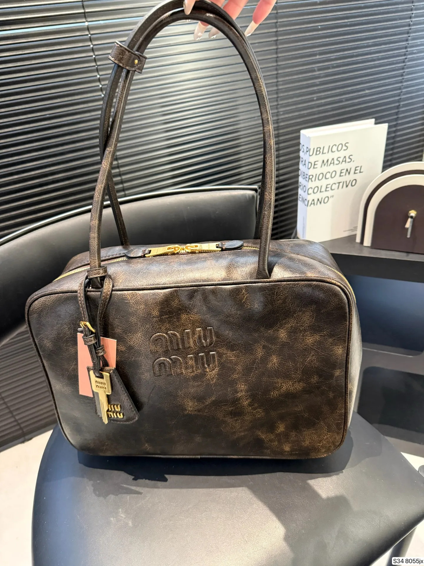 P220 缪缪MIUMIU 保龄球手提包 轻轻松松高级感 包包手感巨好容量也很不赖 简单却又不失华丽 不要觉得会炸眼太高调了什么的 根本不会! 在你的精简穿搭上简直就是点睛之笔 尺寸:34 23 货号8055