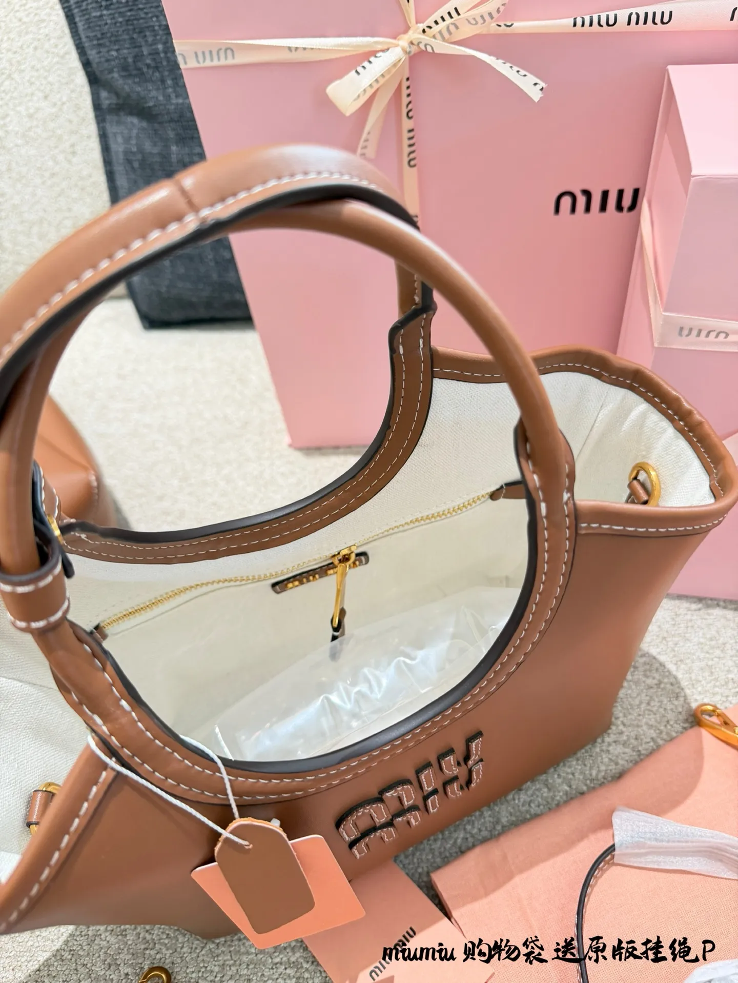 p190p200送原版挂绳 miumiu购物袋 缪缪的设计师太懂女生了吧 审美也太好看了 小羊皮材质 简直爱不释手 买了好几款 统统被中草 25cm配盒子 35cm配盒子
