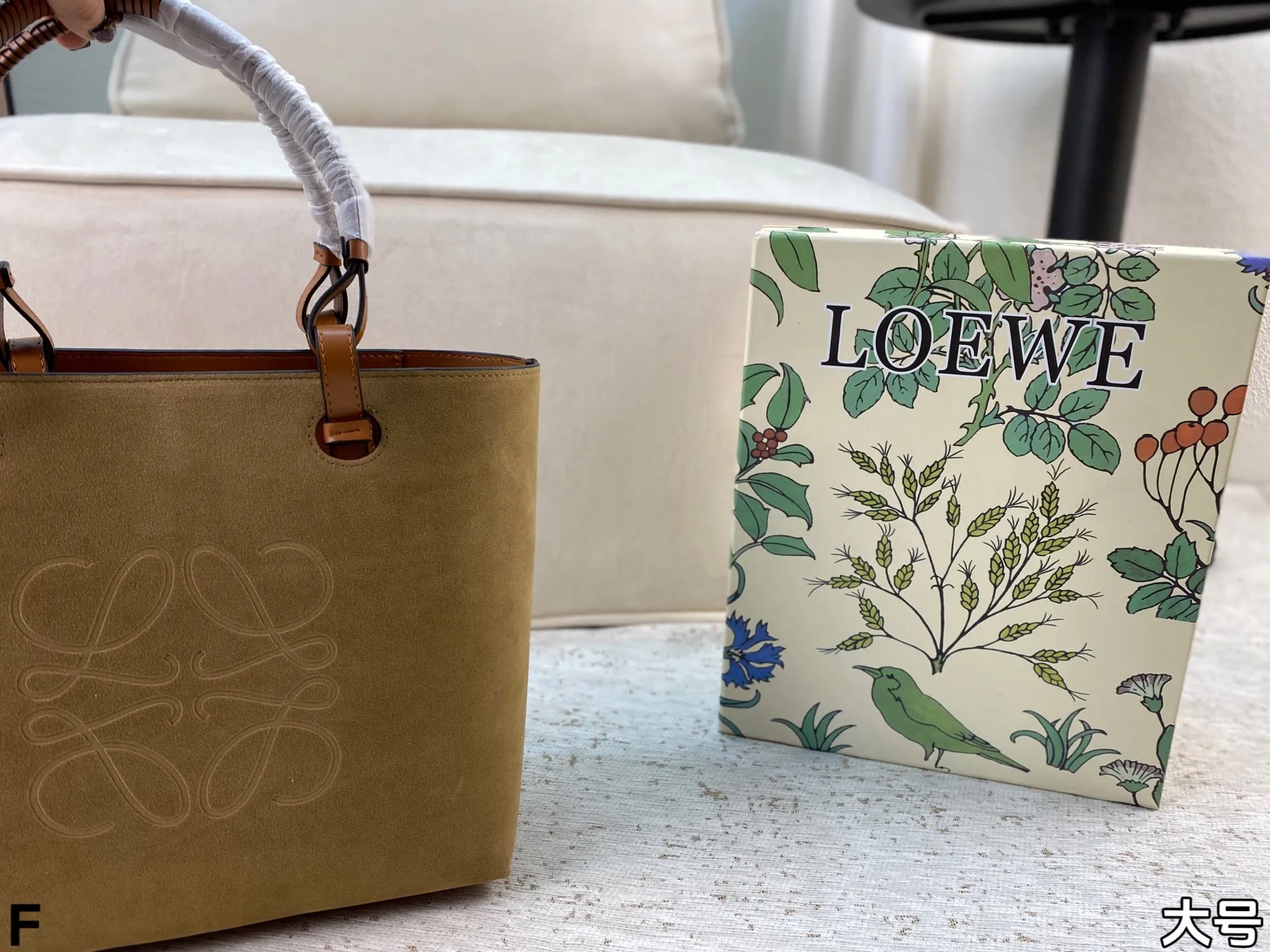 p165/p160 配盒🎁 罗意威Loewe anagram tote背上秒变时髦精 一只装得下全世界的托特 越背越香 能装且百搭不易变形 上班通勤或者日常搭配都很好!尺寸:27*25/23*22