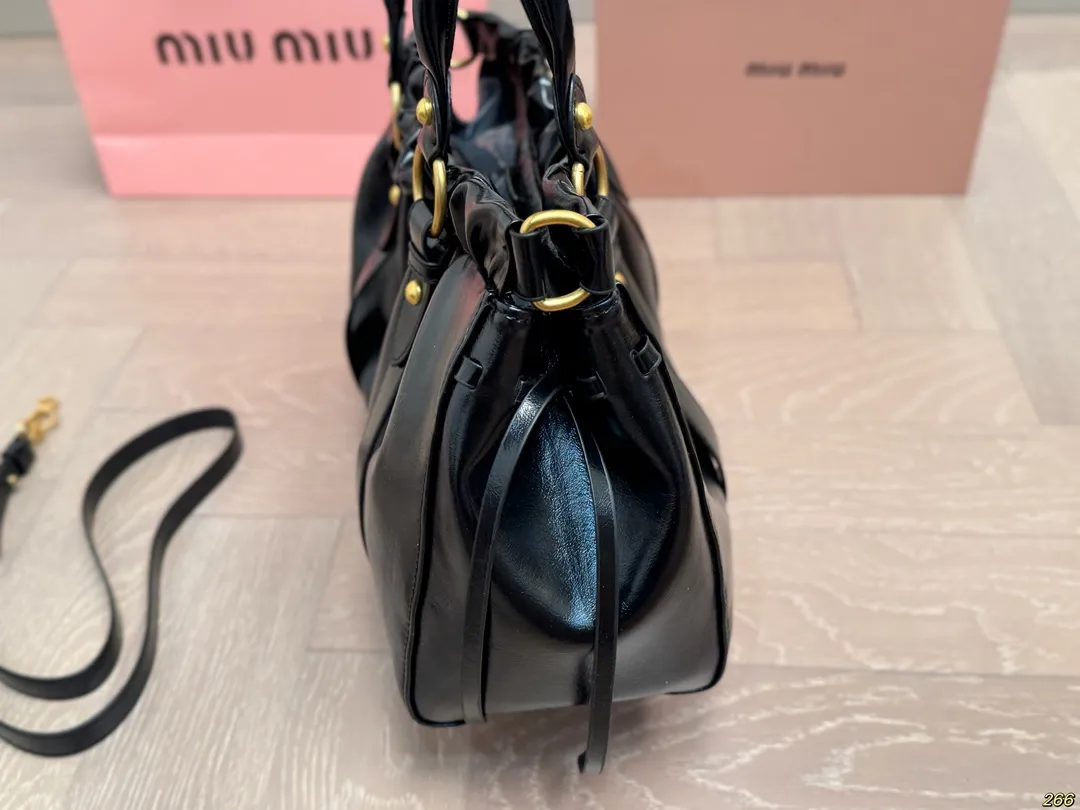 &yen;190 缪缪MIUMIU手提包 旅行出差旅游带它超方便 超级抢眼 爱了爱了 真是叫人无法抗拒 又美又能装！ 尺寸33 23