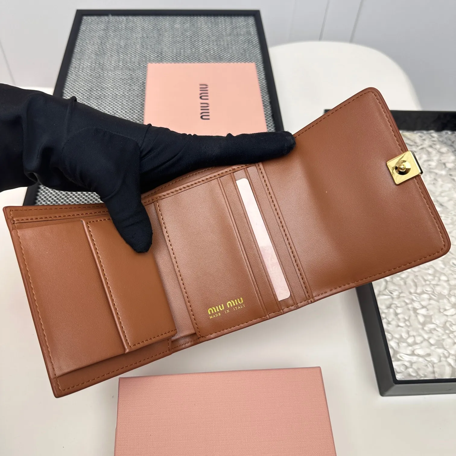 💰115包邮❗ 编号:508 品牌:miu miu 颜色:黑色 粉色 蓝色 红色 棕色 尺寸: 11*8.5*2 说明: miumiu专柜最新款火爆登场!采用头层小羊皮,做工精致, 金属五金Logo 媲美专柜!多功能小钱包卡包,内隔丰富,超级实用!三折钱包卡包👛