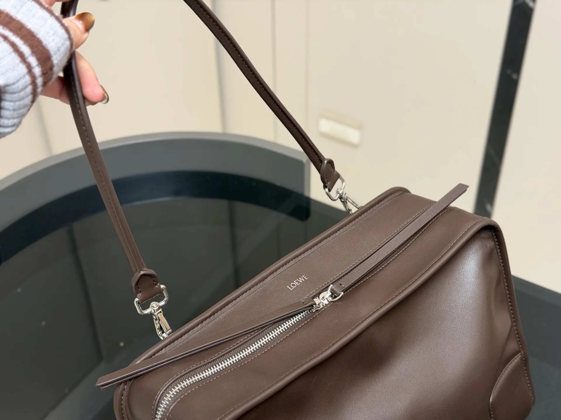 &yen;260 &yen;240 &yen;225 Loewe2026春夏最爱 Amazona180手袋 作为罗意威的皮具DNA载体， 同样完成了传统与创新的衔接。 全新的 Amazona 180手袋以更随性的方式呈现，延续着品牌百年皮革工艺底蕴。超期待这款手袋 尺寸:35cm 25cm 22cm