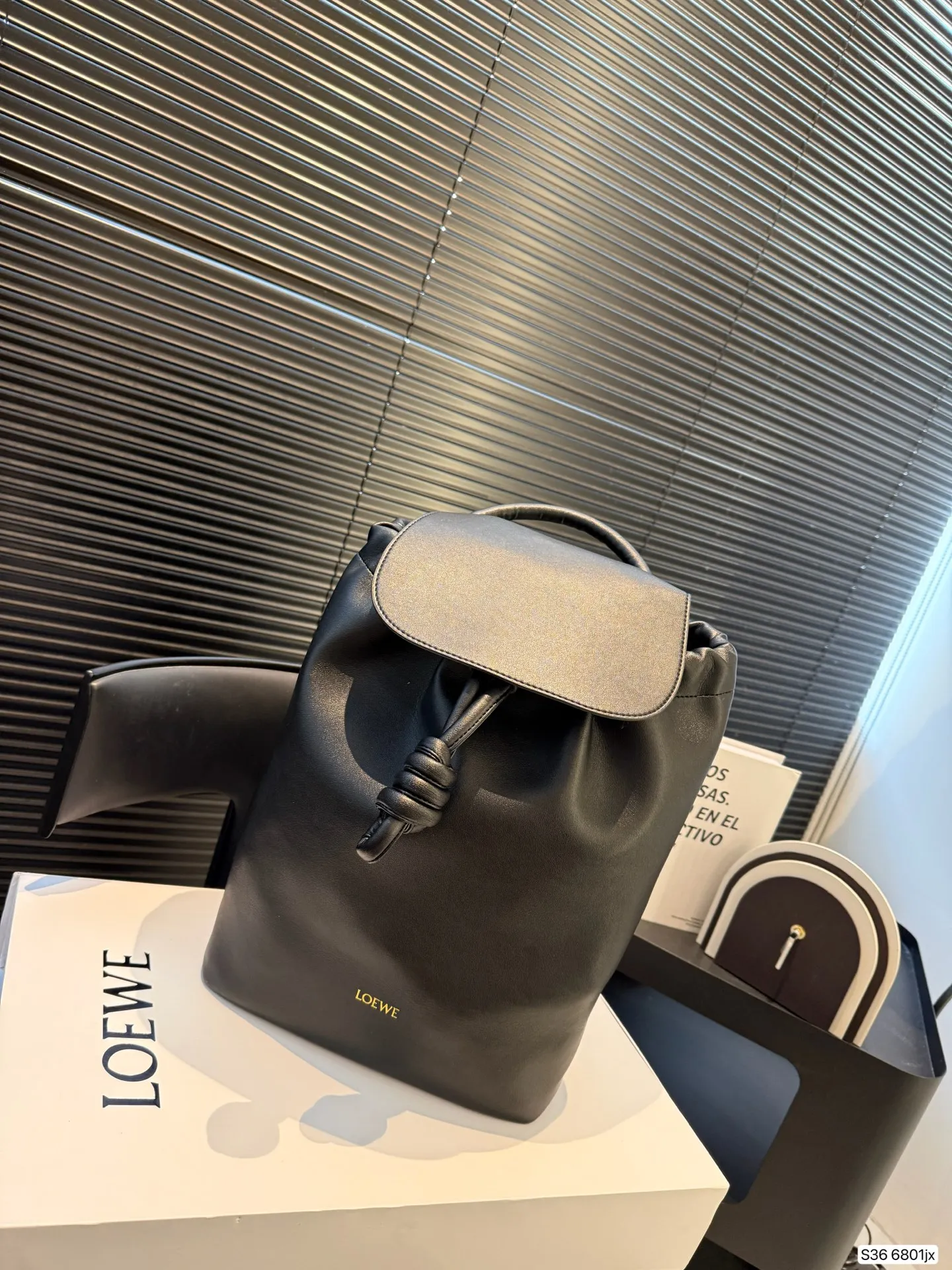 P230 配折叠盒罗意威双肩 Flamenco 背包自带复古千禧流线型实用日常设计，非正式学院风preppy style在风格上更加复古、休闲、实穿 #罗意威 #PreppyStyle #预科风 尺寸：25 33 货号6801