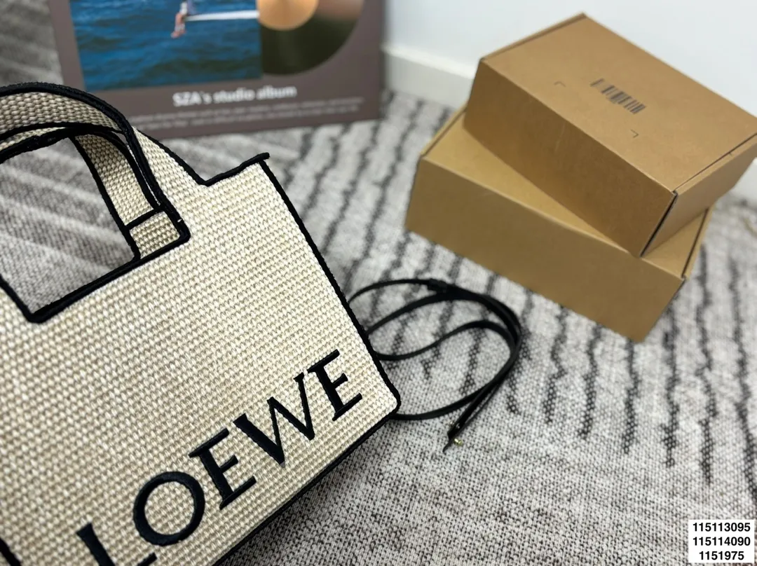 p125 p120 p115无盒 罗意威编织托特包 Paulas's 1biza 夏日海岛系列推出了草编托特包包巧妙融合了托特的商务之前线条和草编的夏日风情，加上Loewe粗体大logo 真的很难不爱 尺寸30.22/24.17/20.13