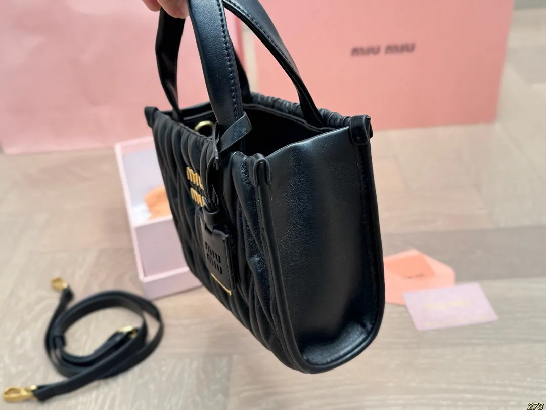 &yen;170配盒 MiuMiu缪缪托特包 超级洋气，时髦精的托特 轻便简约，慵懒随性 尺寸20 16