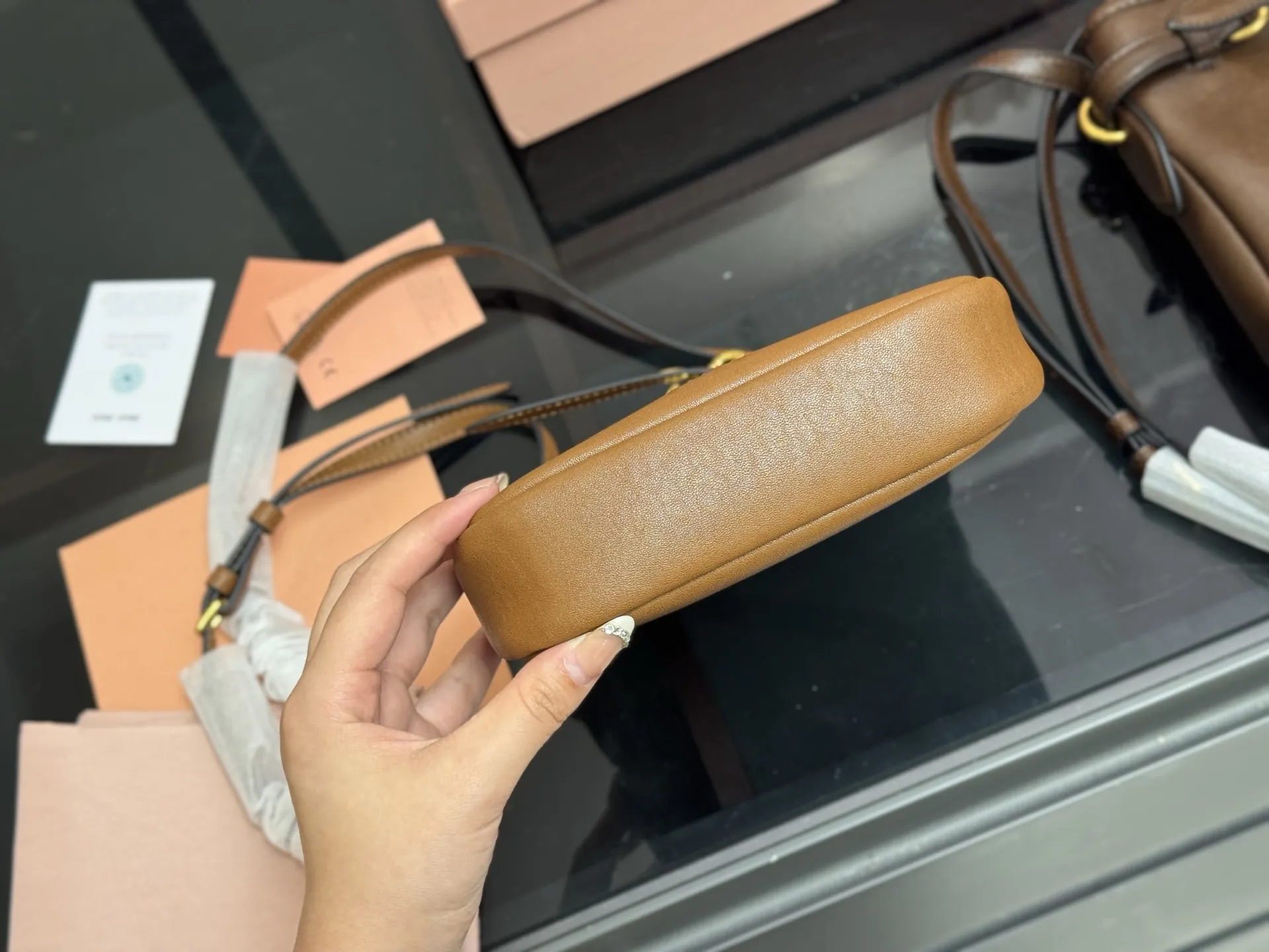 &yen;185 配盒 升级版 size：18*20cm miumiu的小福袋 性价比也太高了！ Aventure系列出小斜挎咯~ 太好装了! 出门都爱背的人生小斜挎 超级香哦！