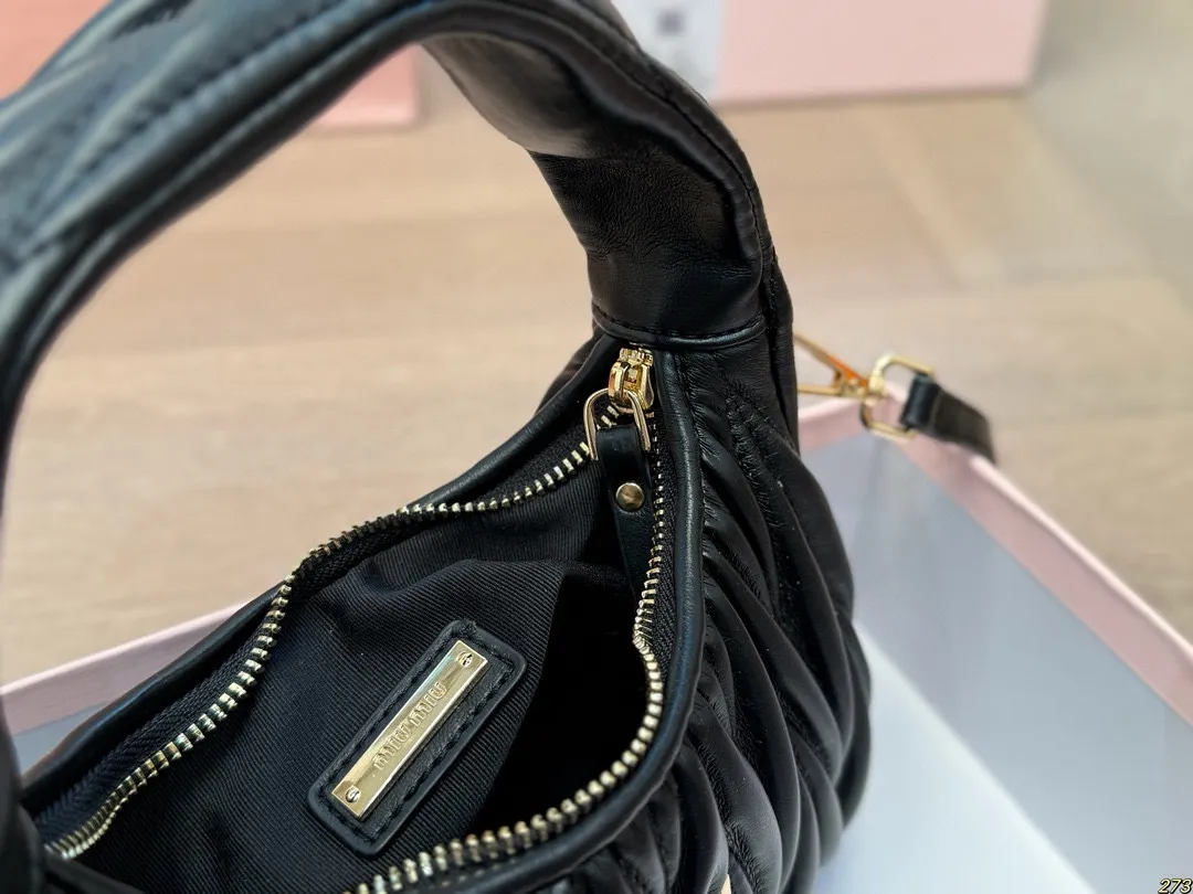 &yen;155配盒 Miumiu缪缪斜挎包 斜挎 肩背都好看 手感很好 满足任何造型 尺寸 20 11