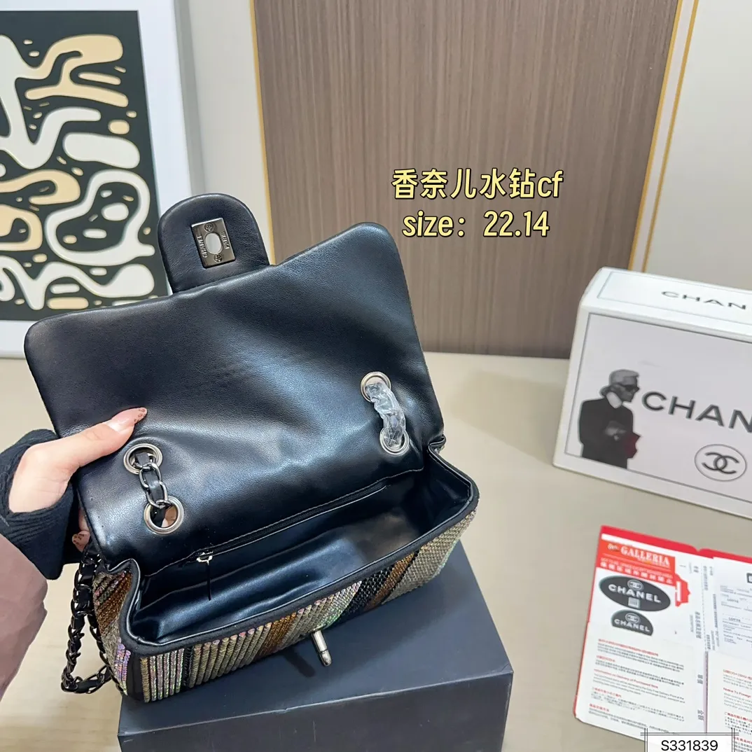 💰155 折叠盒 Chanel香奈儿水钻CF 独特设计 又酷又飒低调的奢华 可盐可甜 极致美感 绝美女孩就是你 尺寸： 22 14