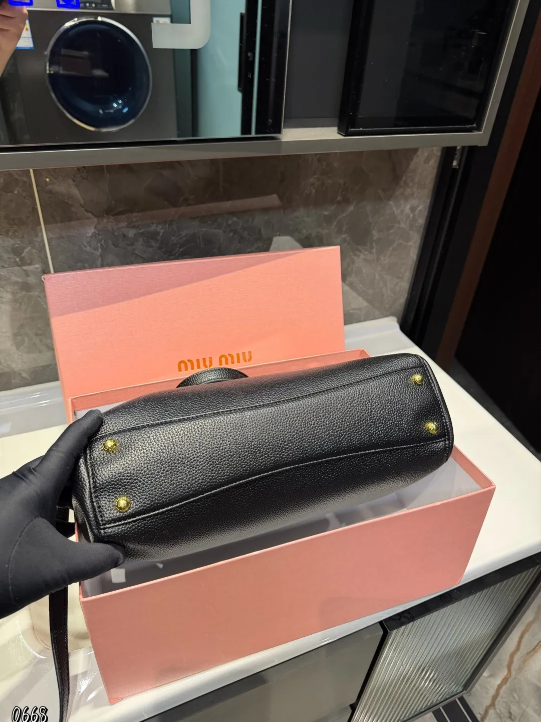 ❤️p175(礼盒包装)❤️ MiuMiu期待已久的2025.秀款 中古包.快来围观吧 2025.春夏系列包包简洁利落的设计凸显功能性 实用主义柔软舒服的触感彰显 MiuMiu 女性愈加自信,务实,前卫和酷炫的态度 尺寸:33*6*25cm