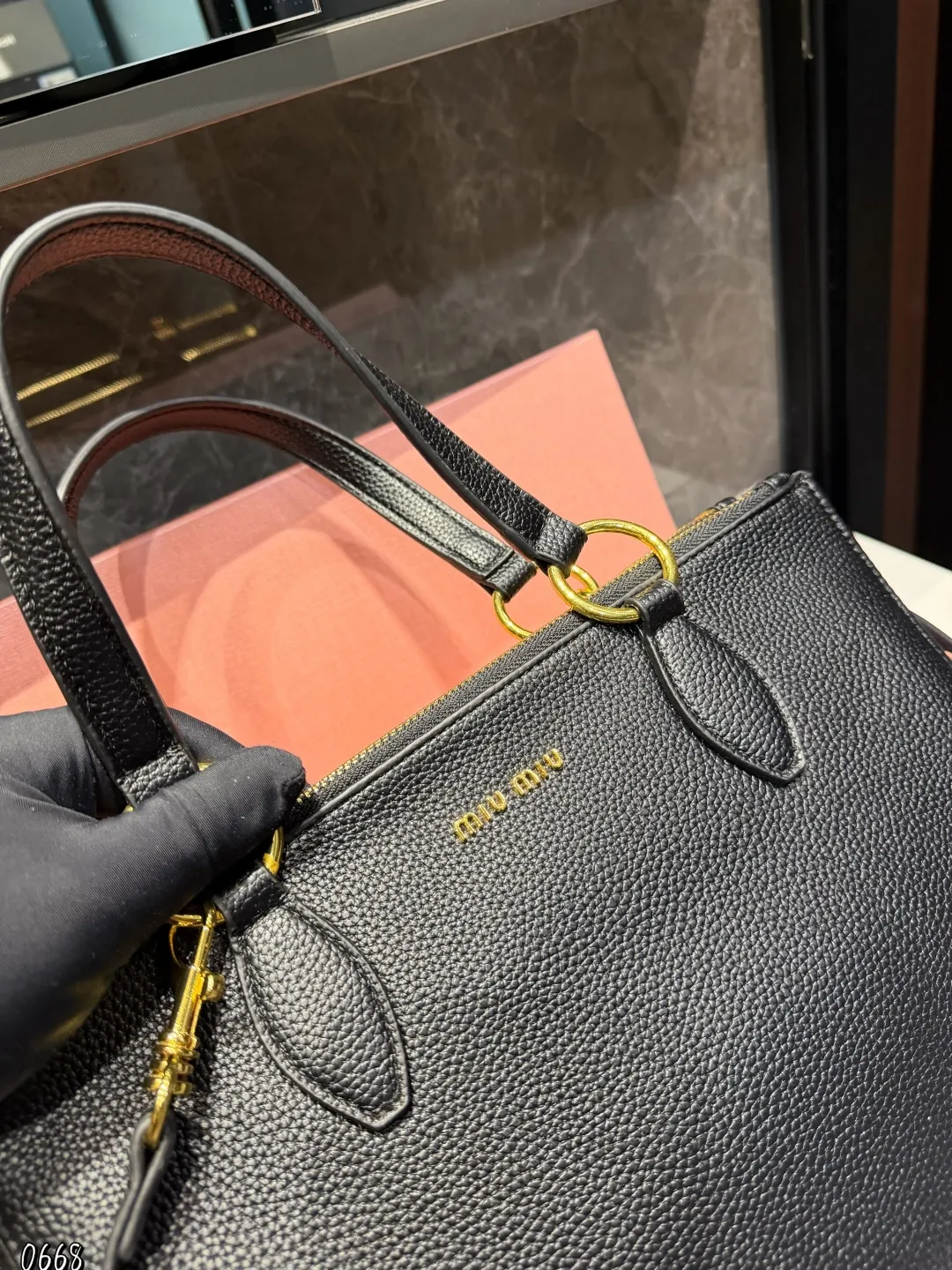 ❤️p175(礼盒包装)❤️ MiuMiu期待已久的2025.秀款 中古包.快来围观吧 2025.春夏系列包包简洁利落的设计凸显功能性 实用主义柔软舒服的触感彰显 MiuMiu 女性愈加自信,务实,前卫和酷炫的态度 尺寸:33*6*25cm