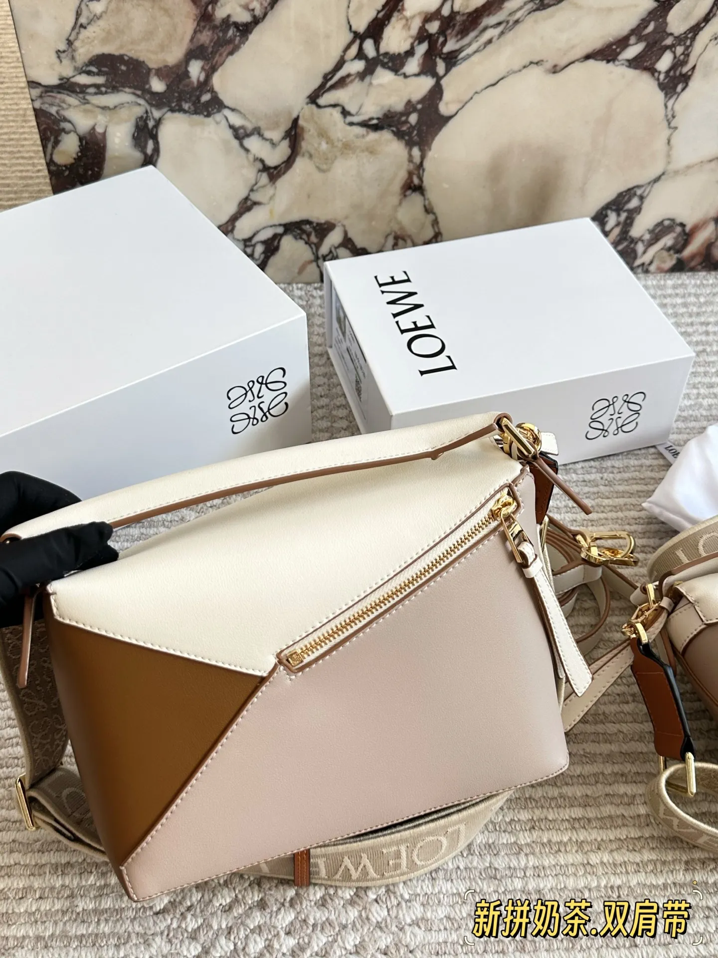 💰 260、💰230 配盒(双肩带) 尺寸:24*15cm(大) 18*10cm(迷你) loewe 几何包puzzle 真心是不能错过的, ⚠️牛皮品质🐂! 完全hold住! 罗意威|一根完美的肩带