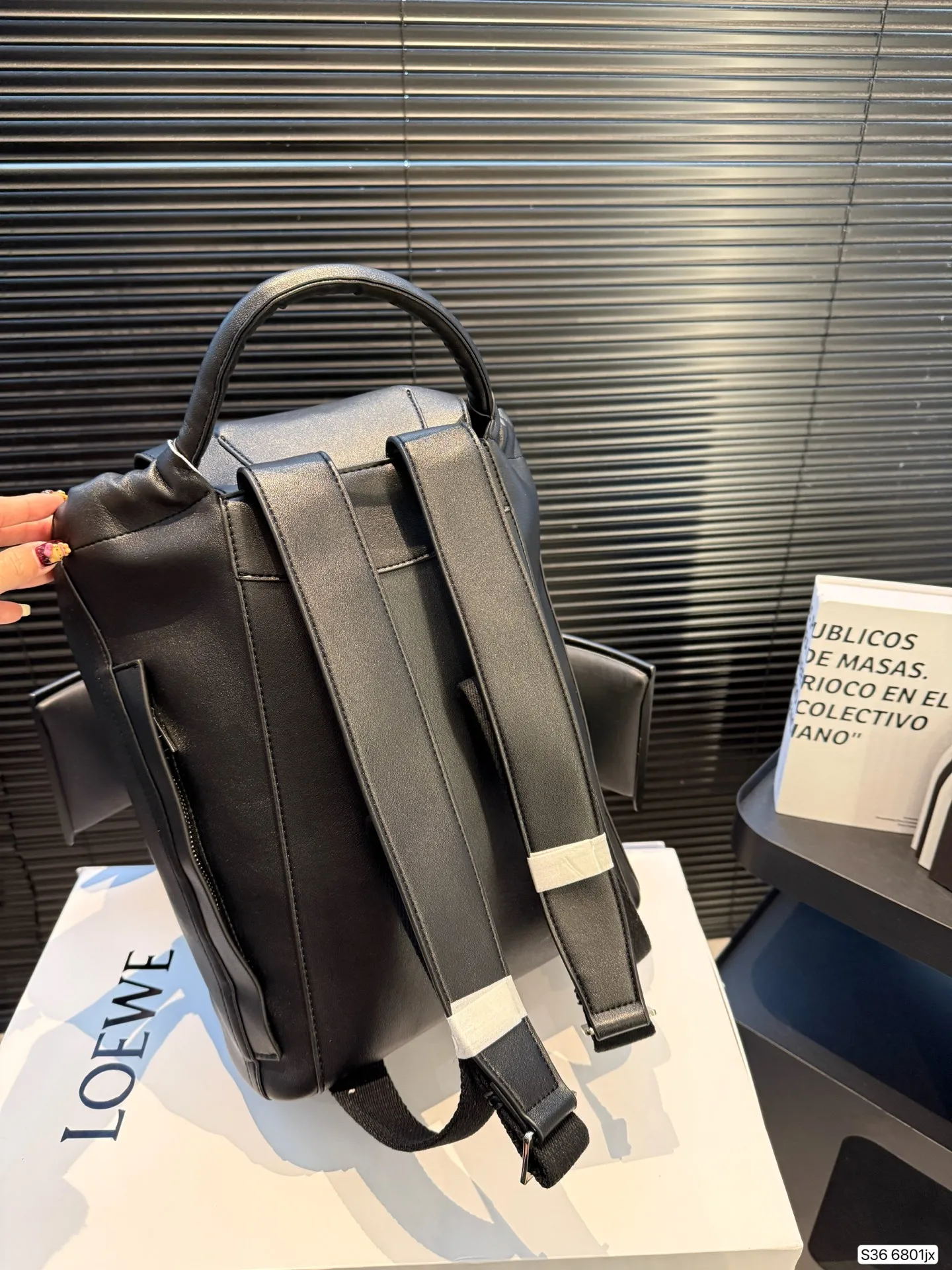 P230 配折叠盒罗意威双肩 Flamenco 背包自带复古千禧流线型实用日常设计,非正式学院风preppy style在风格上更加复古、休闲、实穿 #罗意威 #PreppyStyle #预科风 尺寸:25 33 货号6801