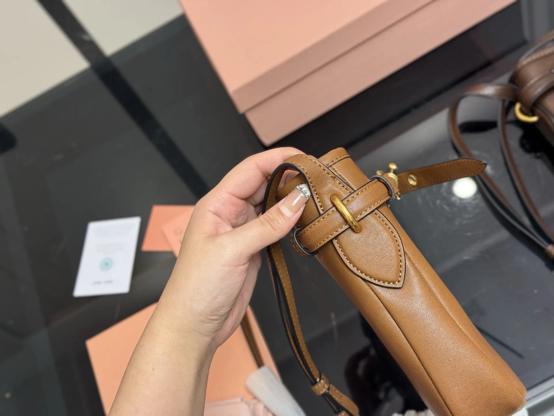 &yen;185 配盒 升级版 size：18*20cm miumiu的小福袋 性价比也太高了！ Aventure系列出小斜挎咯~ 太好装了! 出门都爱背的人生小斜挎 超级香哦！