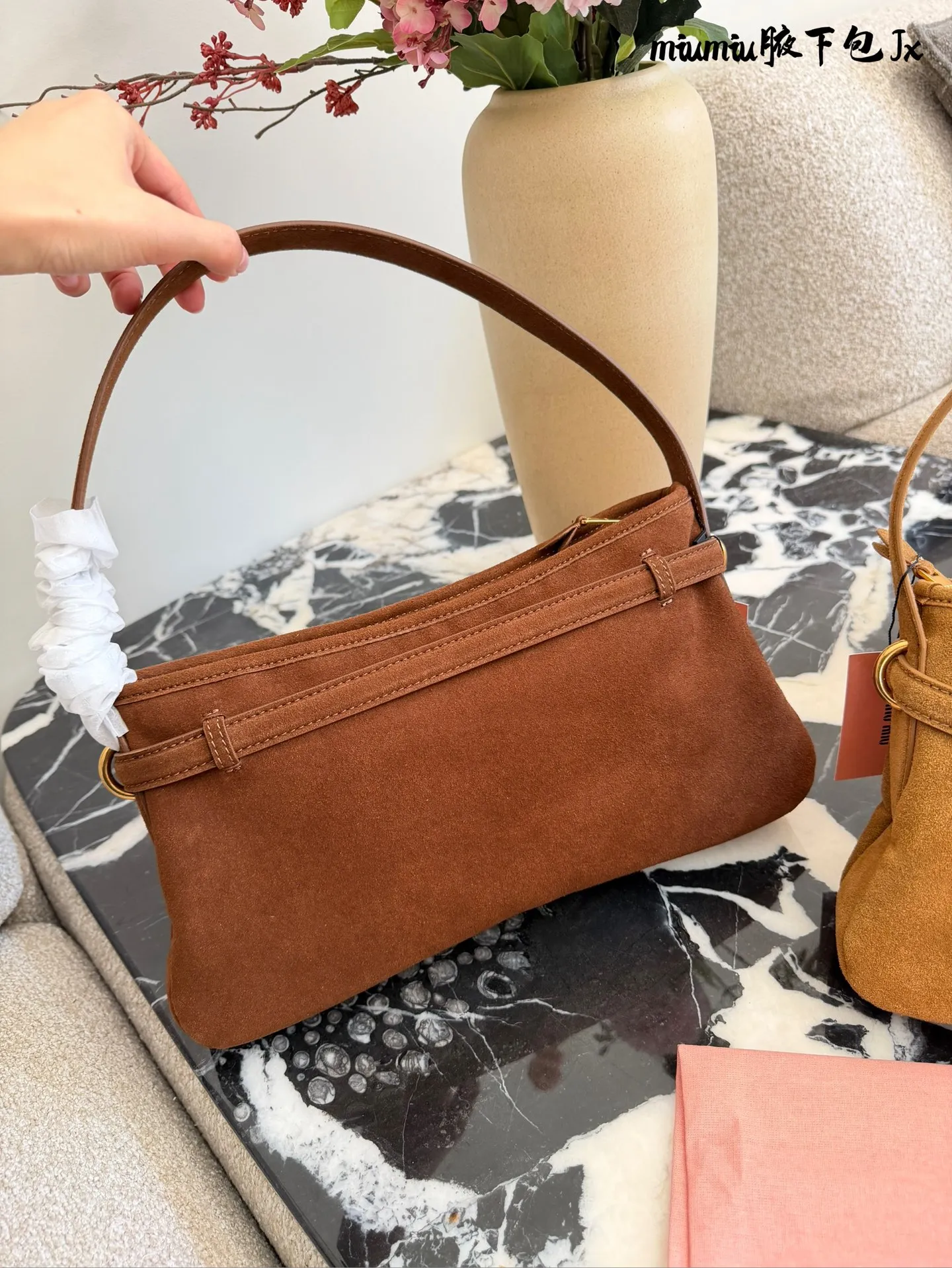 p240 缪缪miumiu新款aventure nappa腋下包 nappa 复古腋下包 又是一个爆款预测!! 33cm配盒子