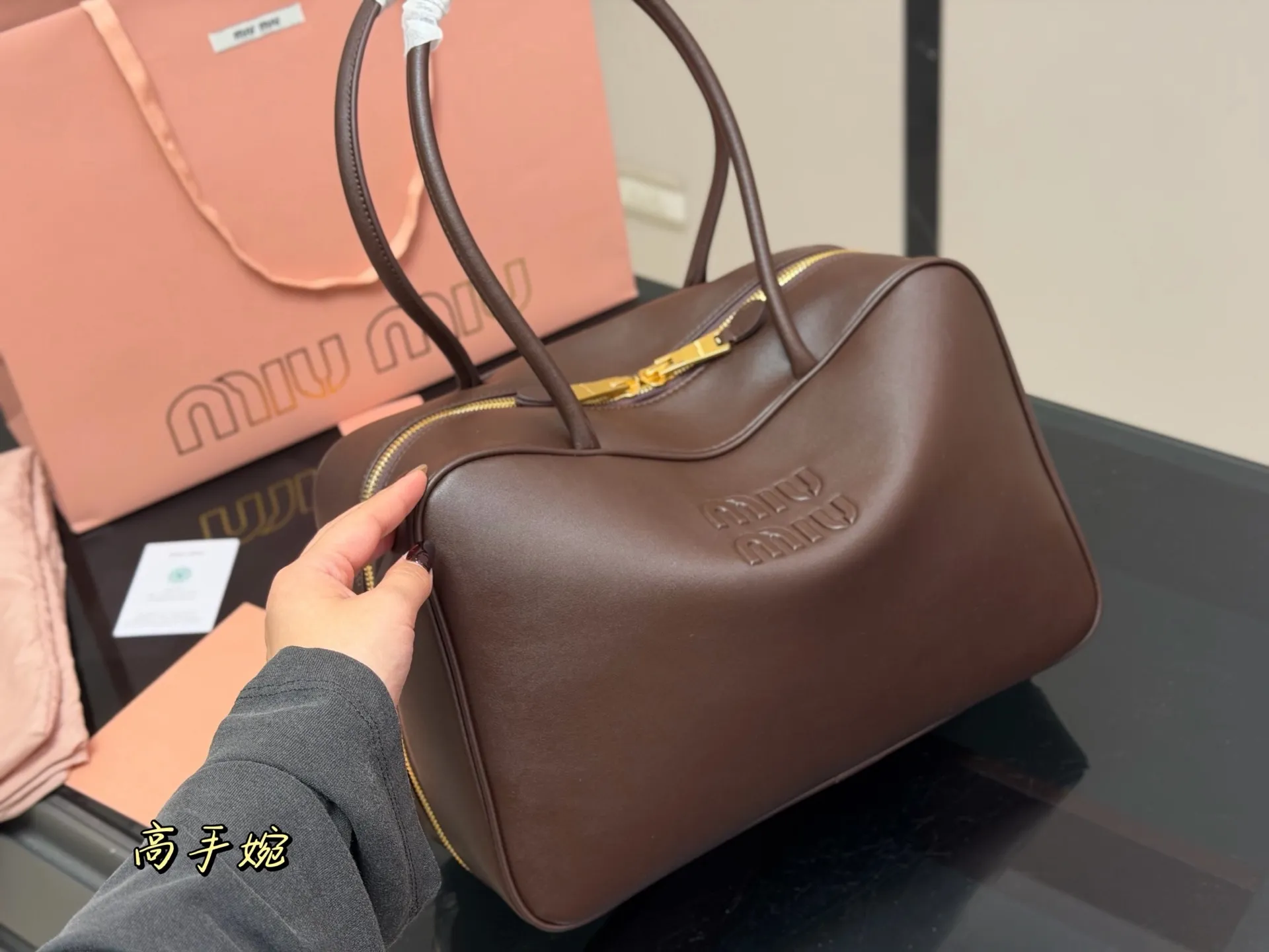 ¥195 无盒 size:35*22cm miumiu保龄球/公文包/ 采用小牛皮 皮质光滑细腻柔软, 棉质缎面衬里。 背起来都很nice 哦 可手拎也可斜挎! 出场就是miumiu小公主!