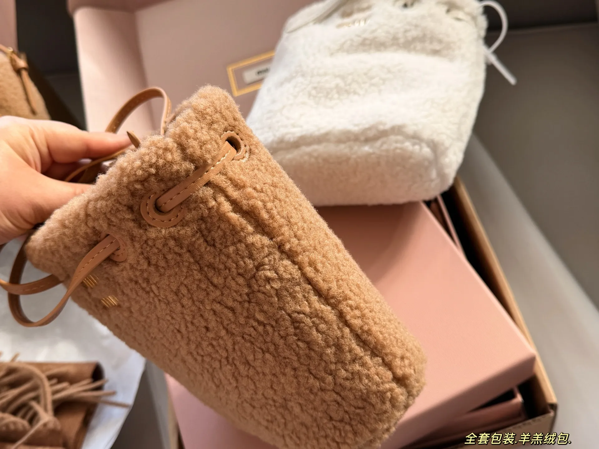 💰195 全套包装 size:18*17cm miumiu的小福袋 羊羔绒包 性价比也太高了! 质感超软糯 节日氛围感满满秋冬季的独乐乐