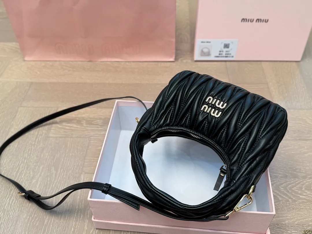 ¥155配盒 Miumiu缪缪斜挎包 斜挎 肩背都好看 手感很好 满足任何造型 尺寸 20 11