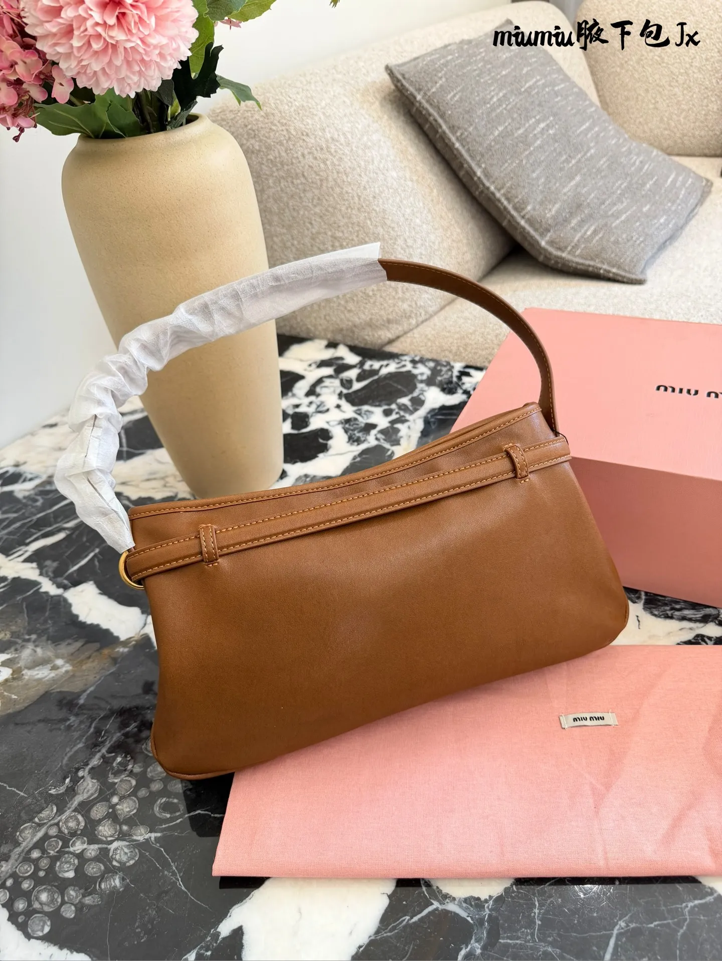 p220 缪缪miumiu新款aventure nappa腋下包 nappa 复古腋下包 又是一个爆款预测!! 33cm配盒子