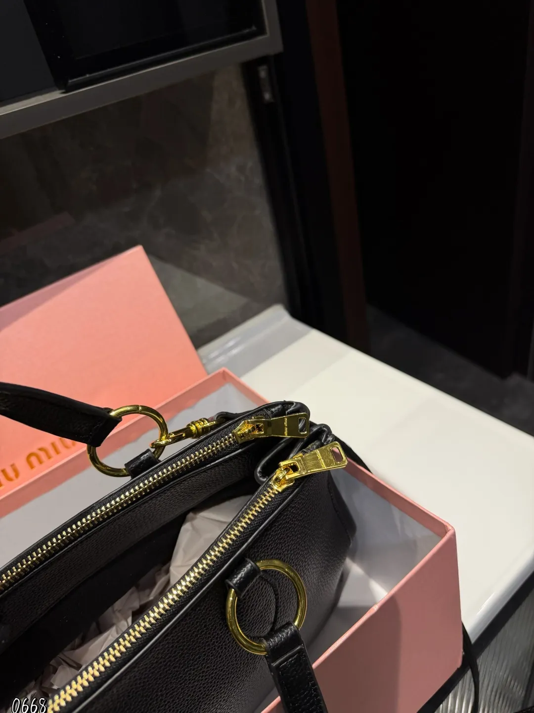 ❤️p175(礼盒包装)❤️ MiuMiu期待已久的2025.秀款 中古包.快来围观吧 2025.春夏系列包包简洁利落的设计凸显功能性 实用主义柔软舒服的触感彰显 MiuMiu 女性愈加自信,务实,前卫和酷炫的态度 尺寸:33*6*25cm