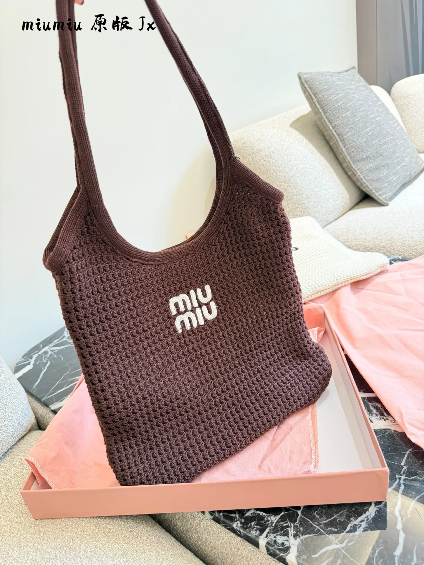 MiuMiu 编织托特👜p240 独特的镂空针织纹理设计，内层帆布衬里，搭配可拆卸帆布小包，可做独立小腋下包或手包使用，多种背法，适合各种搭配，大胆创新的设计完美诠释了 Miu不拘一格，潇洒随性，今年超爆🔥款式，包身非常轻巧，气质随性慵懒，容量超大，上班通勤，外出游玩都是绝佳选择