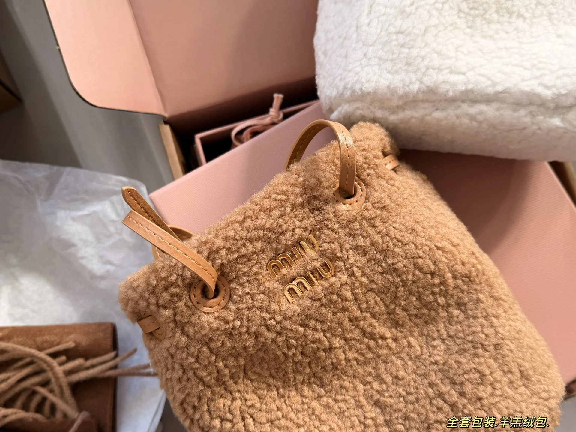 💰195 全套包装 size：18*17cm miumiu的小福袋 羊羔绒包 性价比也太高了！ 质感超软糯 节日氛围感满满秋冬季的独乐乐