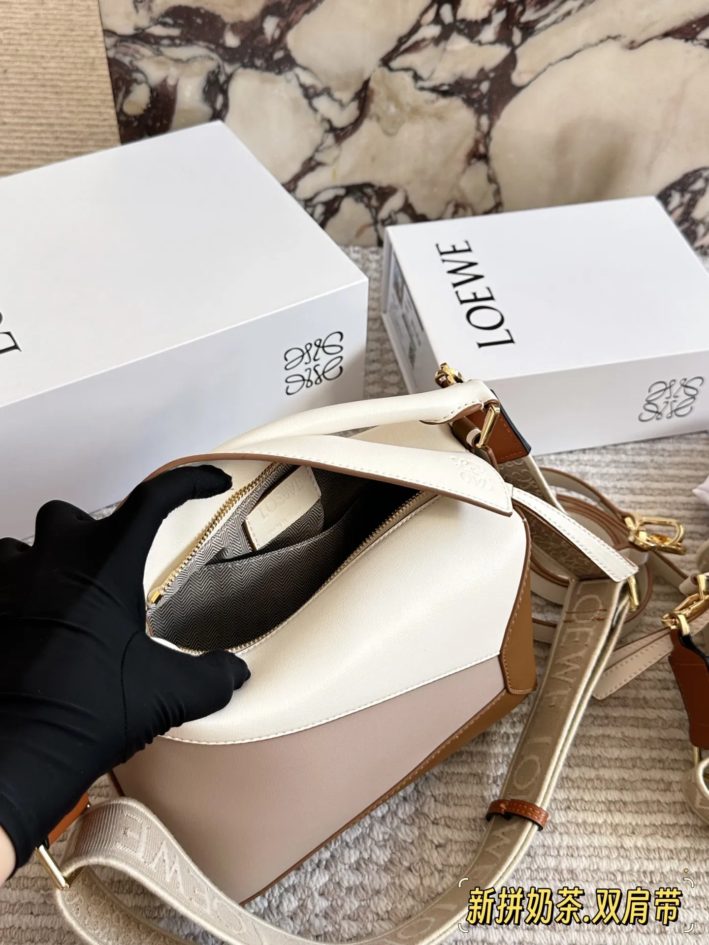 💰 260、💰230 配盒(双肩带) 尺寸:24*15cm(大) 18*10cm(迷你) loewe 几何包puzzle 真心是不能错过的, ⚠️牛皮品质🐂! 完全hold住! 罗意威|一根完美的肩带