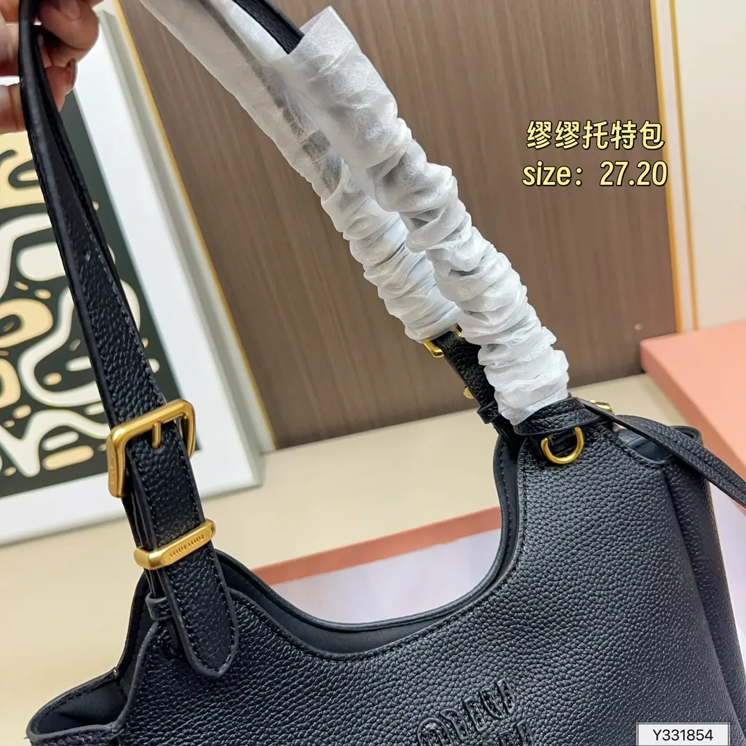 💰170 .配礼盒🎁. 缪缪MIUMIU 秋冬新款托特包 最火得miumiu 女孩.. 甜度刚刚好 很难不爱的 散发着复古的气息 背上它不仅是公主也是女王 小小的身体大大的容量 特别能装💯 尺寸:27.20