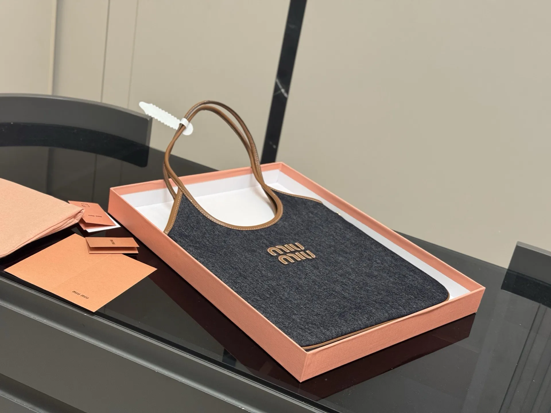 ¥185 全套包装 size:35*34cm miumiu新款托特tote 今年的风刮的太猛了 老多爆款了! 这款的版型也太好看了吧! miumiu准备承包我的夏天吗