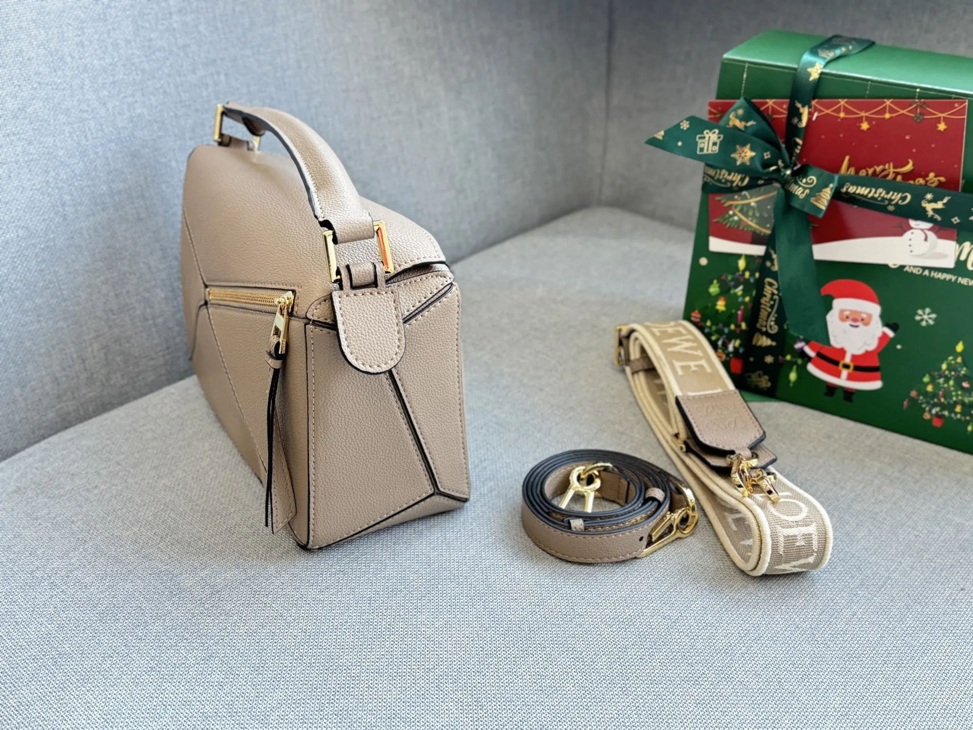 💰230 折叠盒 size：24&times;15 LOEWE罗意威 Puzzle 几何包 拼图包 斜挎手提包 质感超绝的一只！ 柔软轻盈的napa皮 轻松打造随性慵懒的风格 松弛感拉满～ 今夏最精致的小包出现了